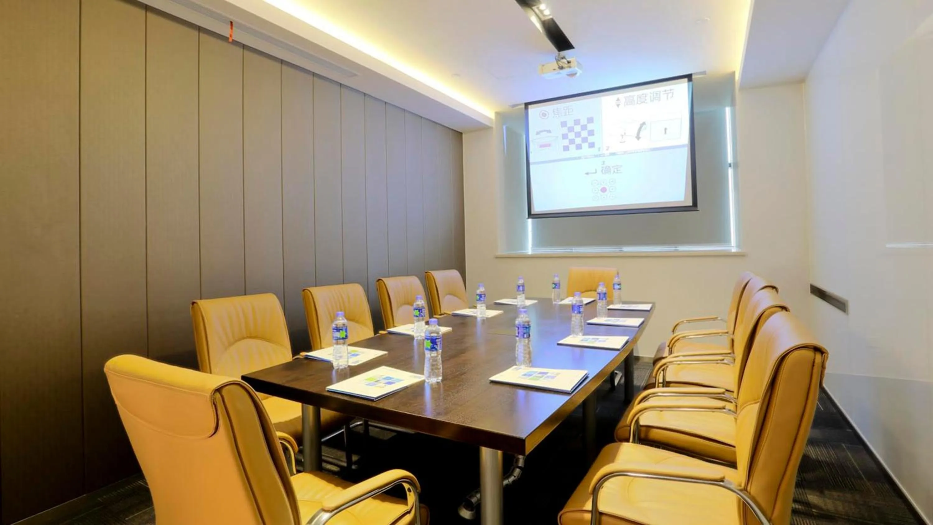 Meeting/conference room in Holiday Inn Express Shanghai Gongkang by IHG