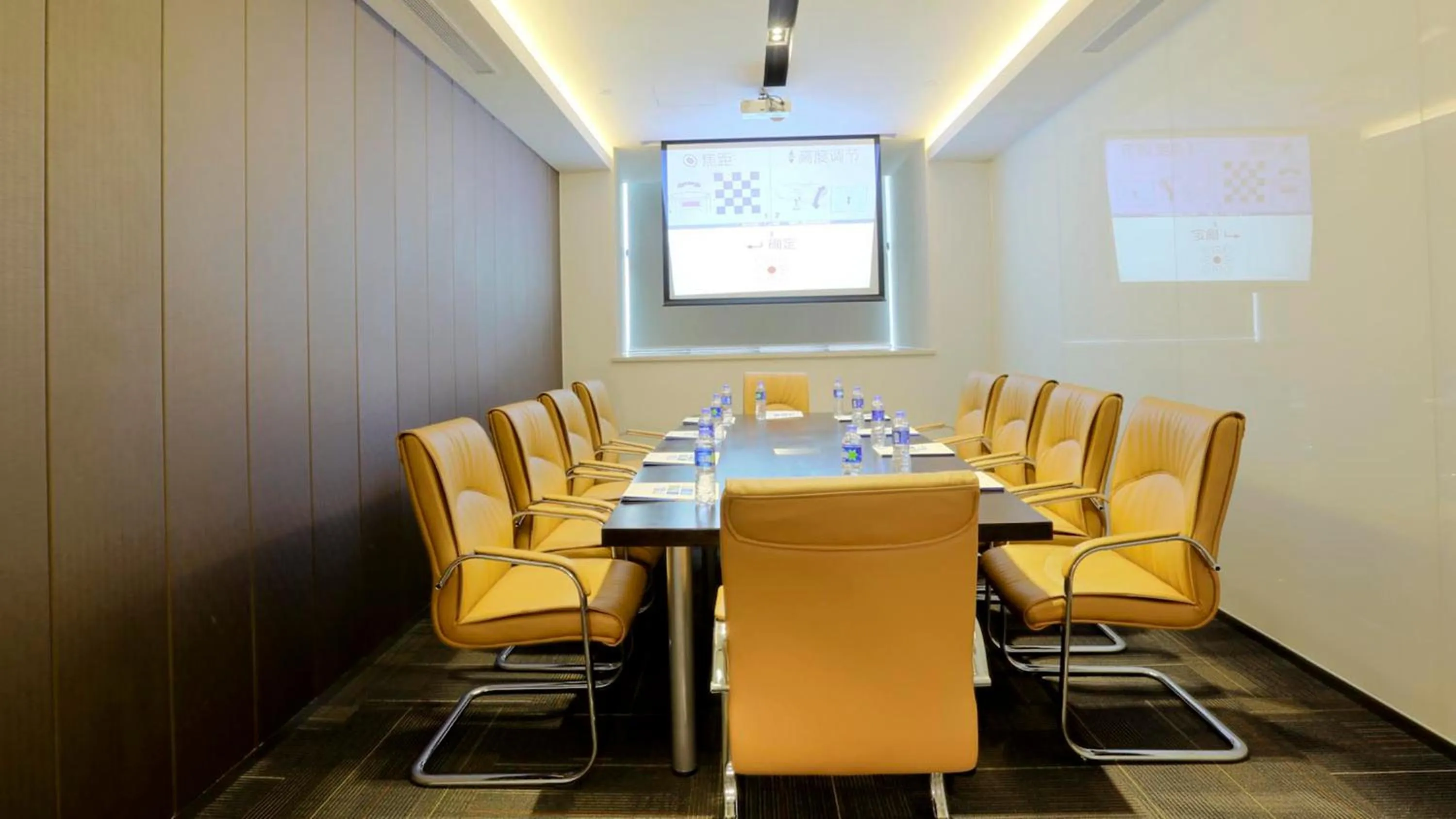 Meeting/conference room in Holiday Inn Express Shanghai Gongkang by IHG