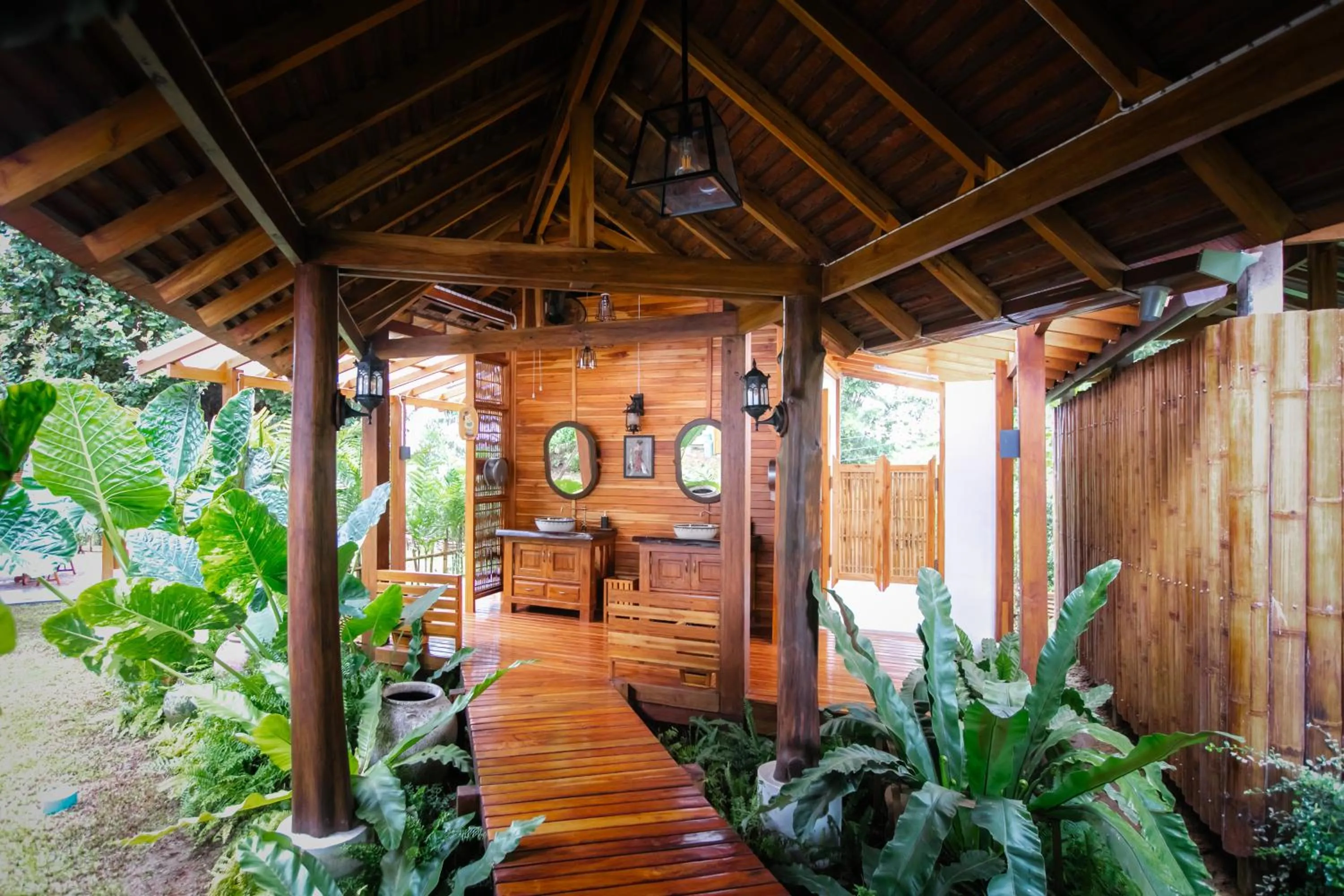 Restaurant/places to eat in Saksila Resort