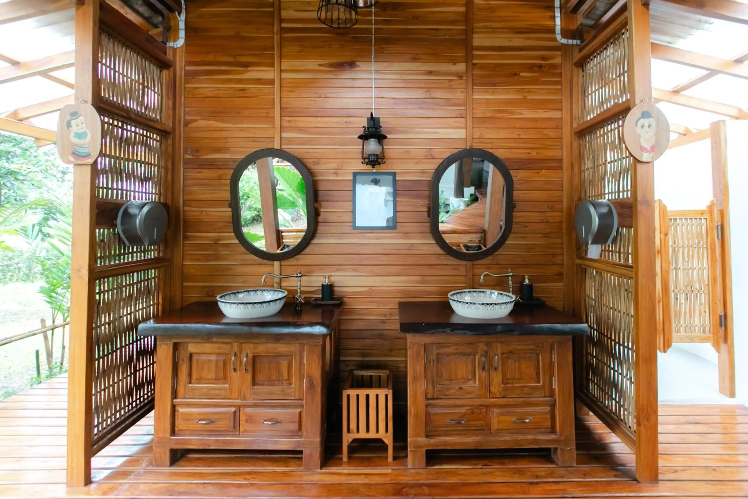 Restaurant/places to eat in Saksila Resort