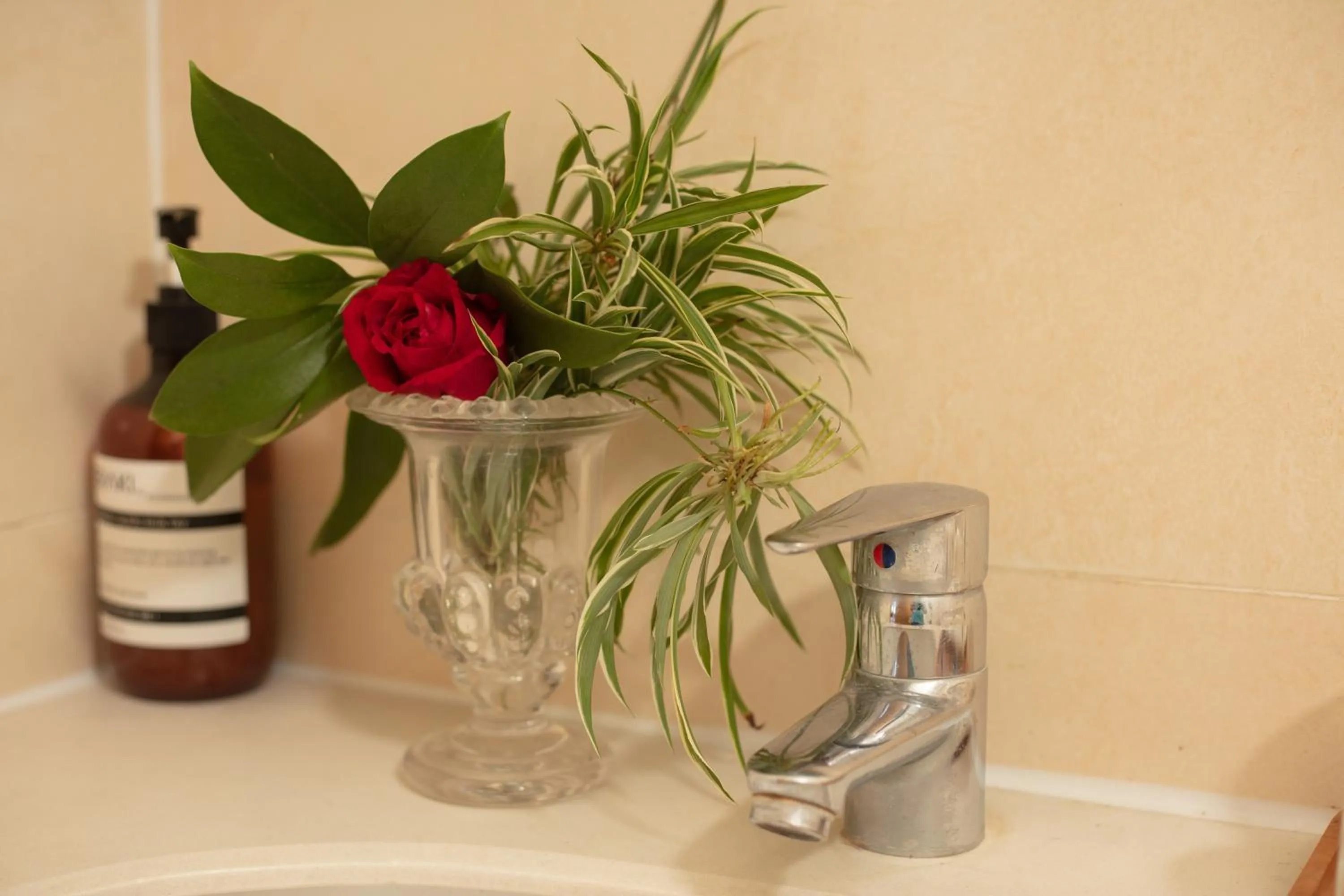 Bathroom in Golden Sunshine Villa Hotel and Travel