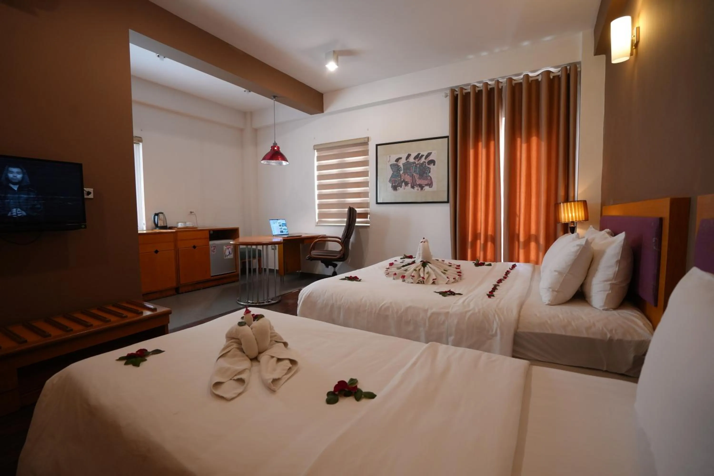 Bed in Golden Sunshine Villa Hotel and Travel