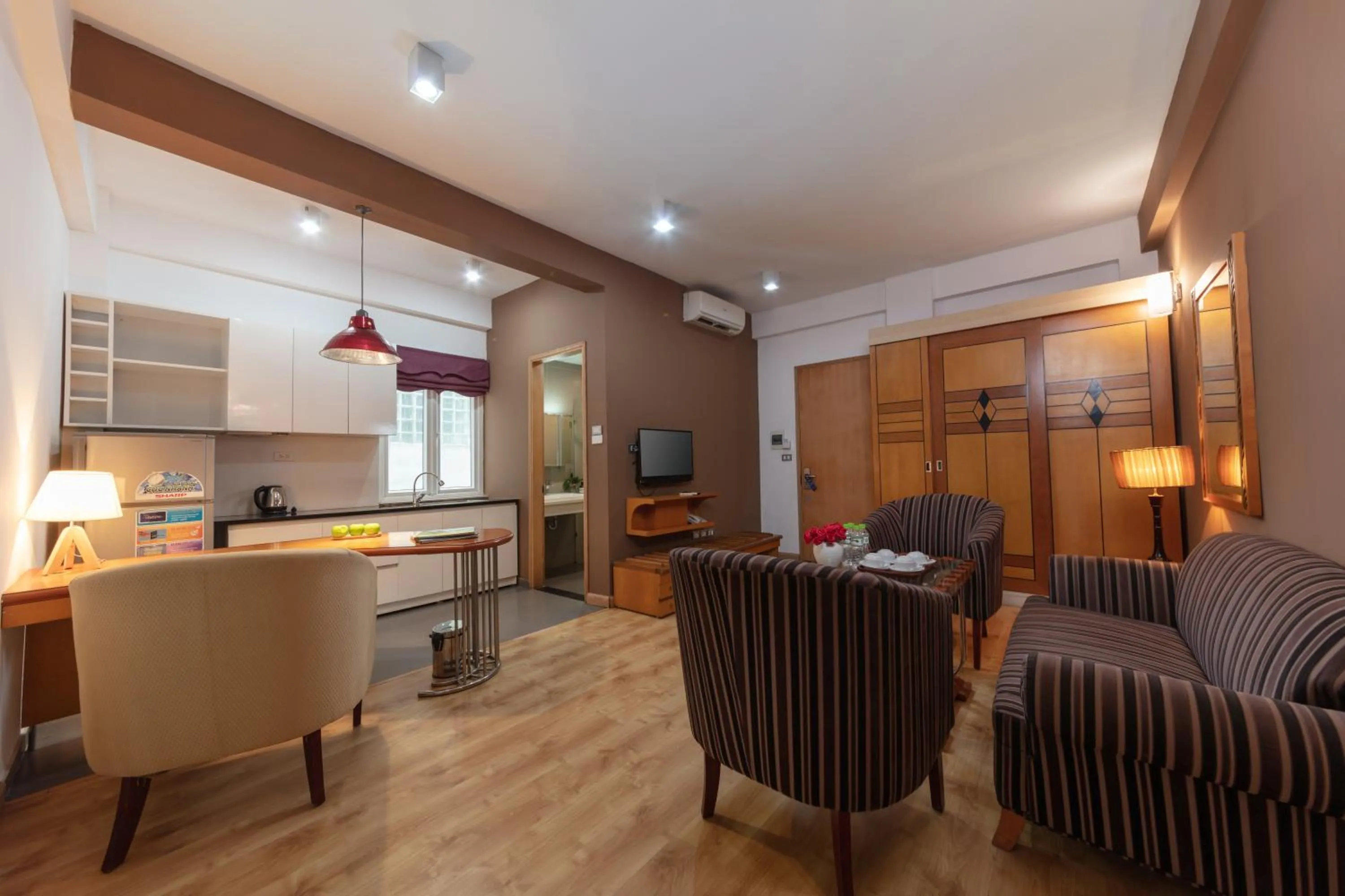 Living room in Golden Sunshine Villa Hotel and Travel