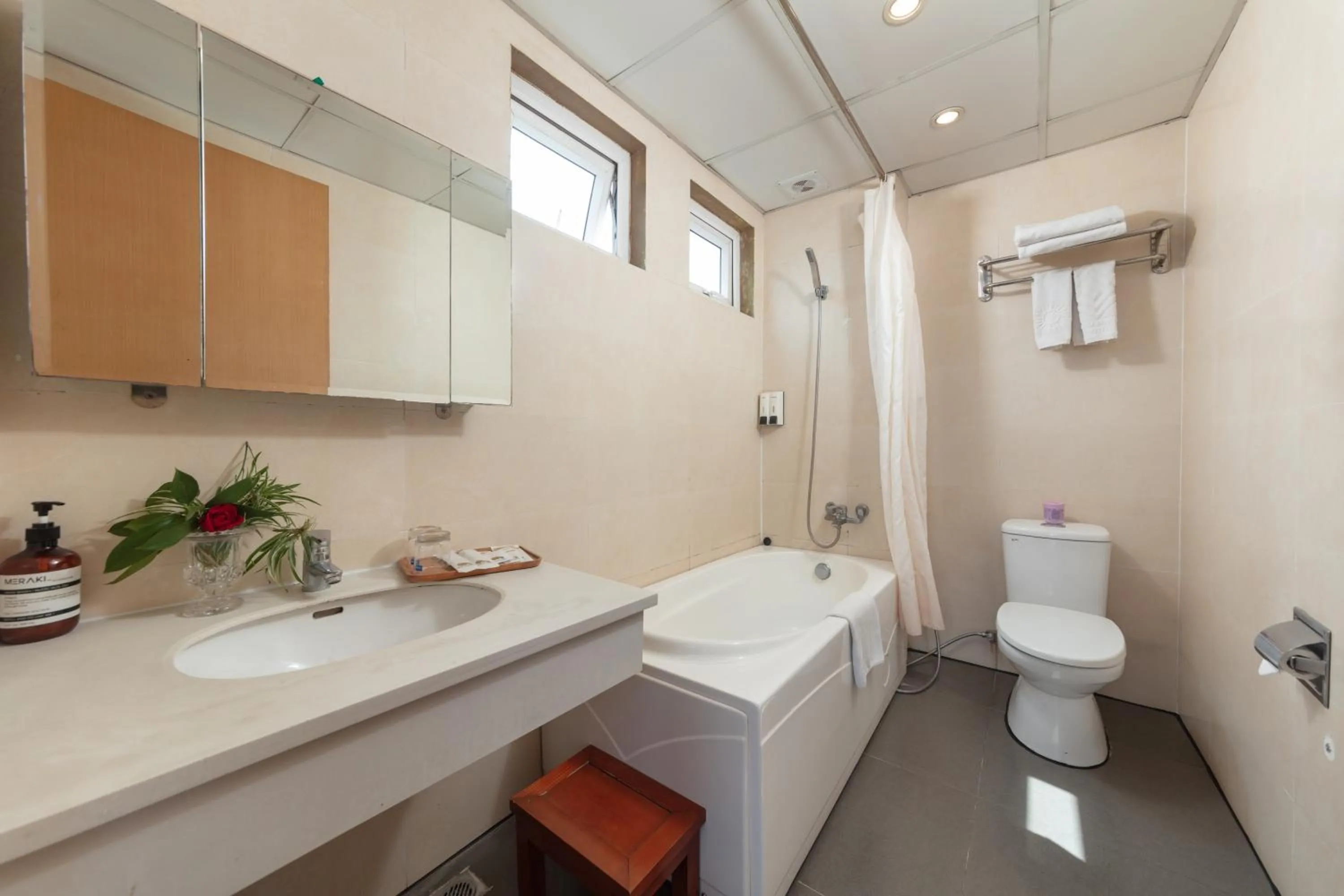 Bath in Golden Sunshine Villa Hotel and Travel