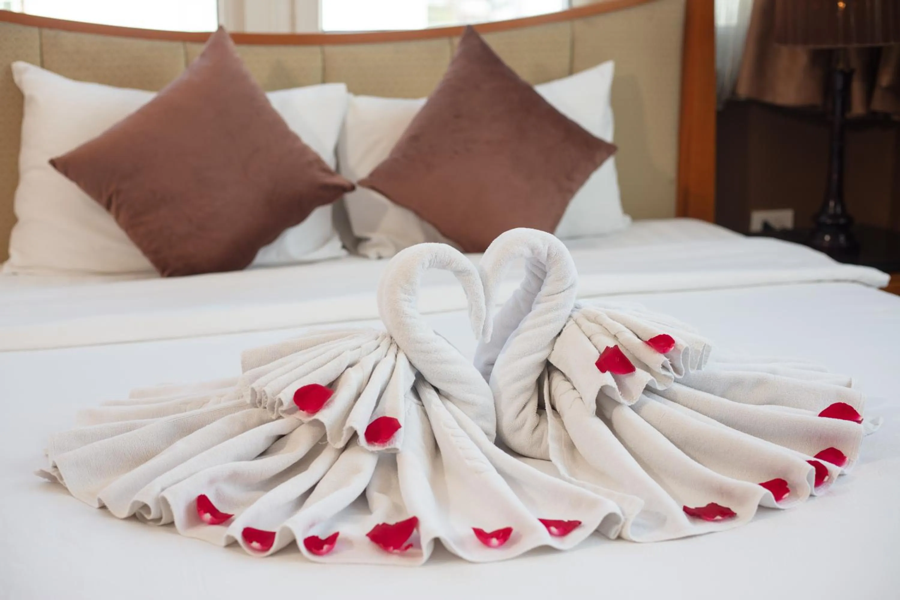 Bed in Golden Sunshine Villa Hotel and Travel