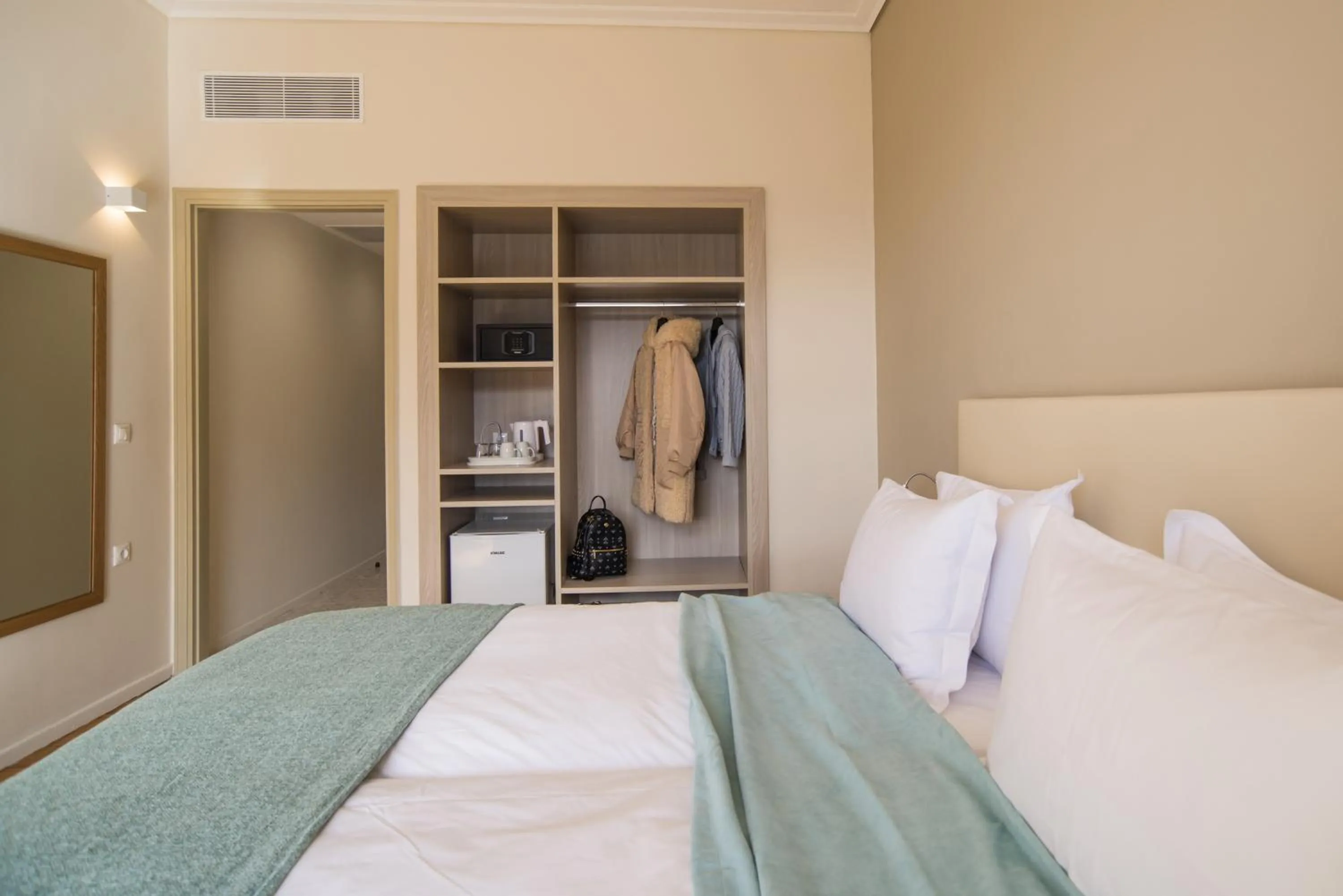 Photo of the whole room, Bed in V Hotel Delphi