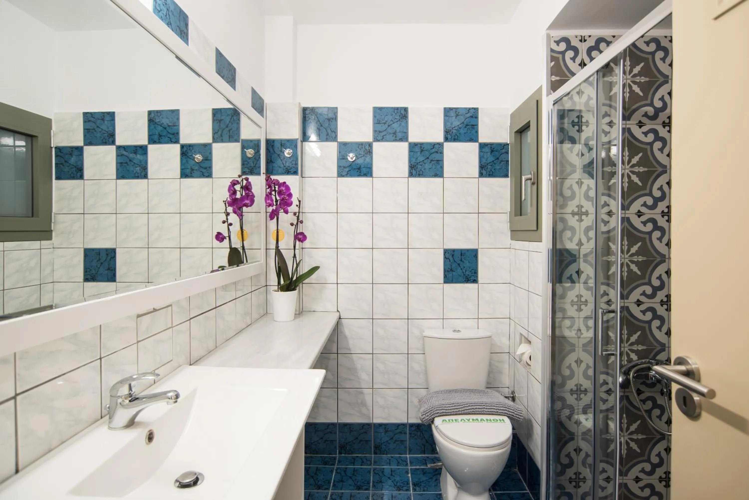 Shower in V Hotel Delphi