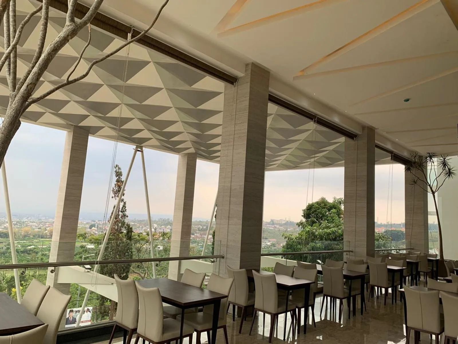 Restaurant/places to eat in Sinergi Hotel & Villa