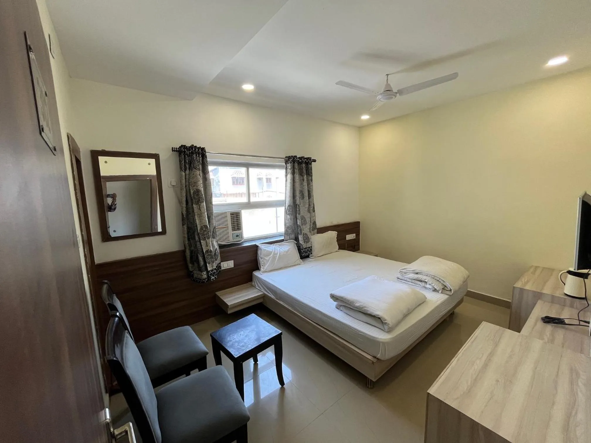 TV and multimedia, Bed in Hotel Pratap Heights
