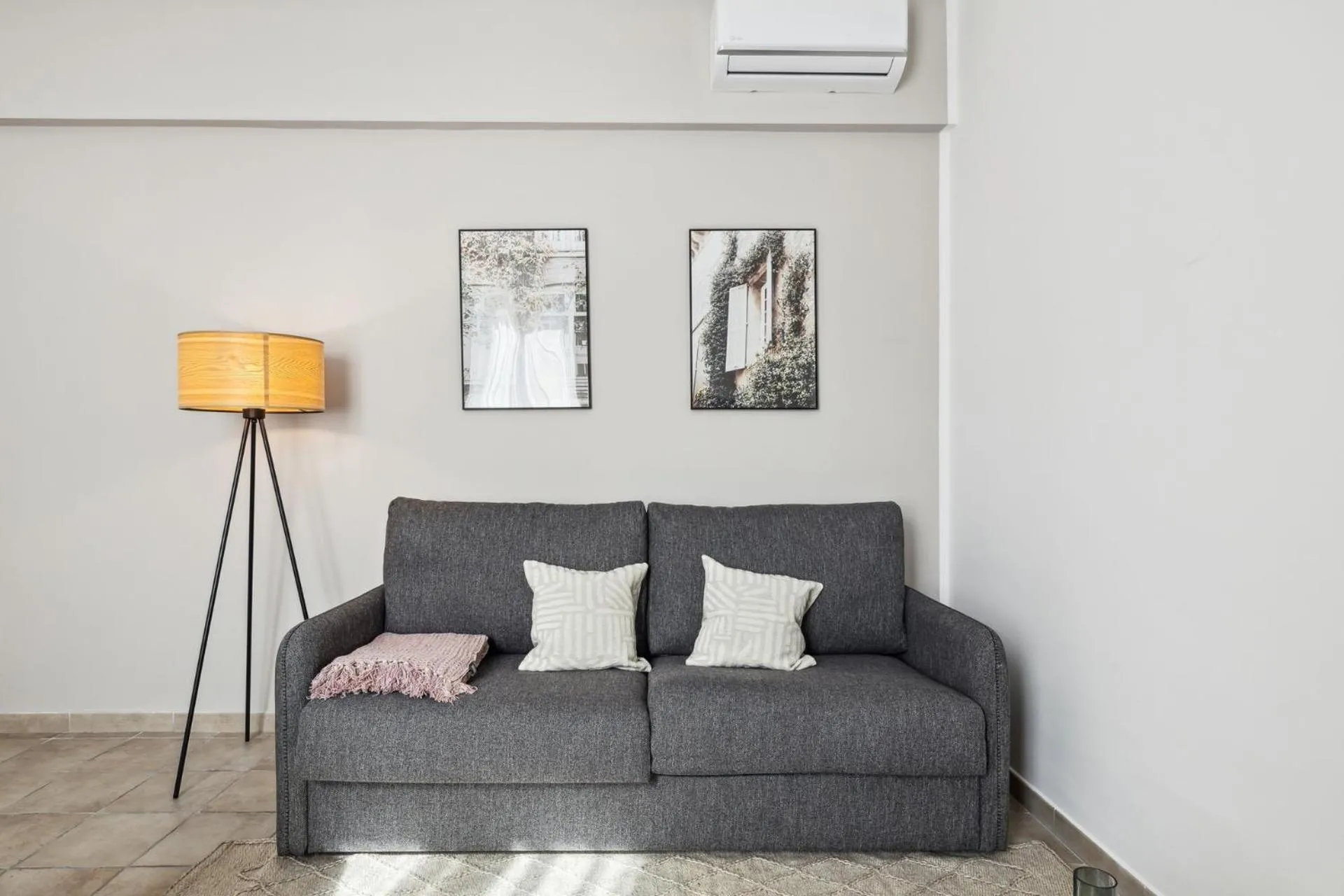 Living room in Limehome Rome via dei Reti