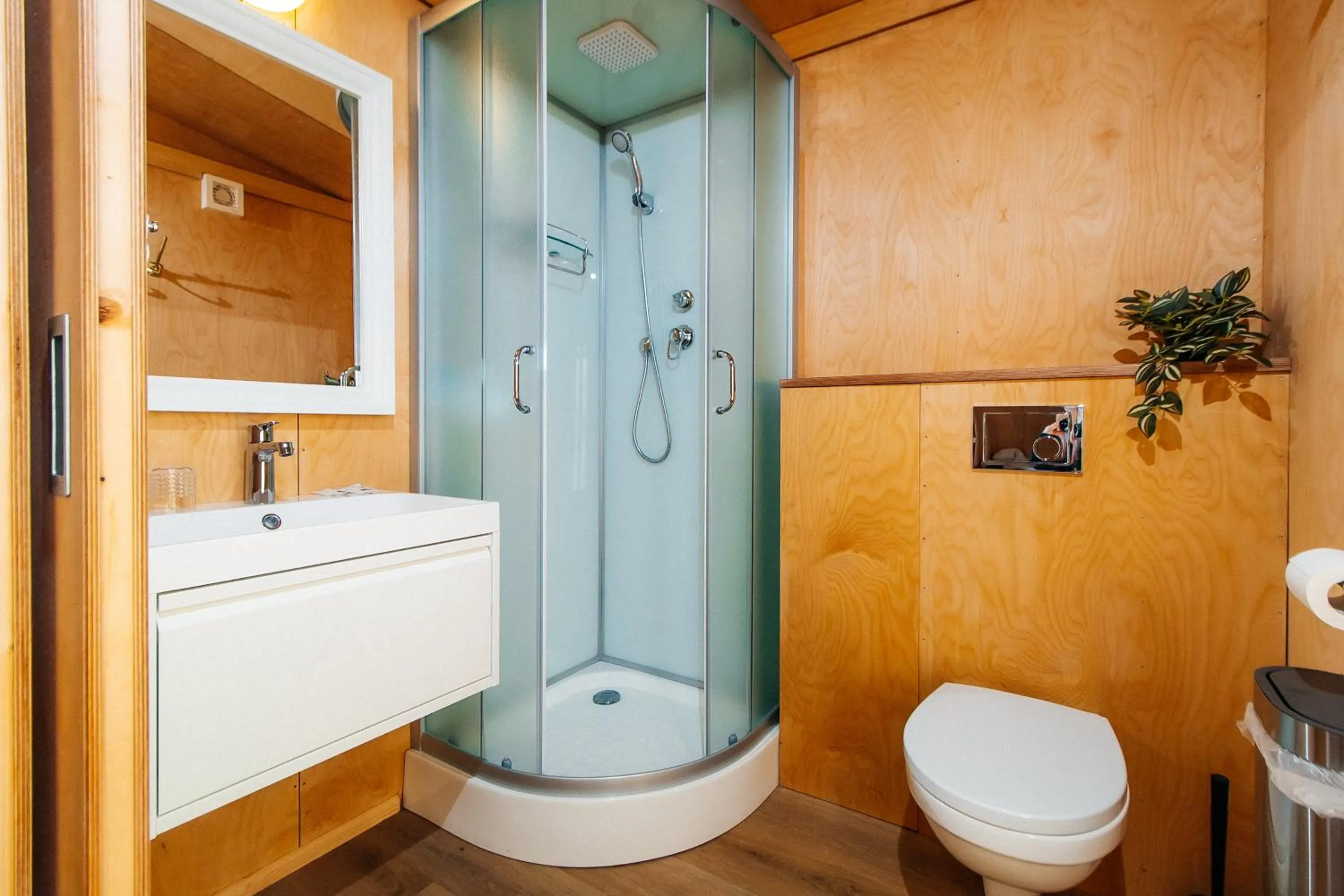 Toilet in Aurora Igloo South