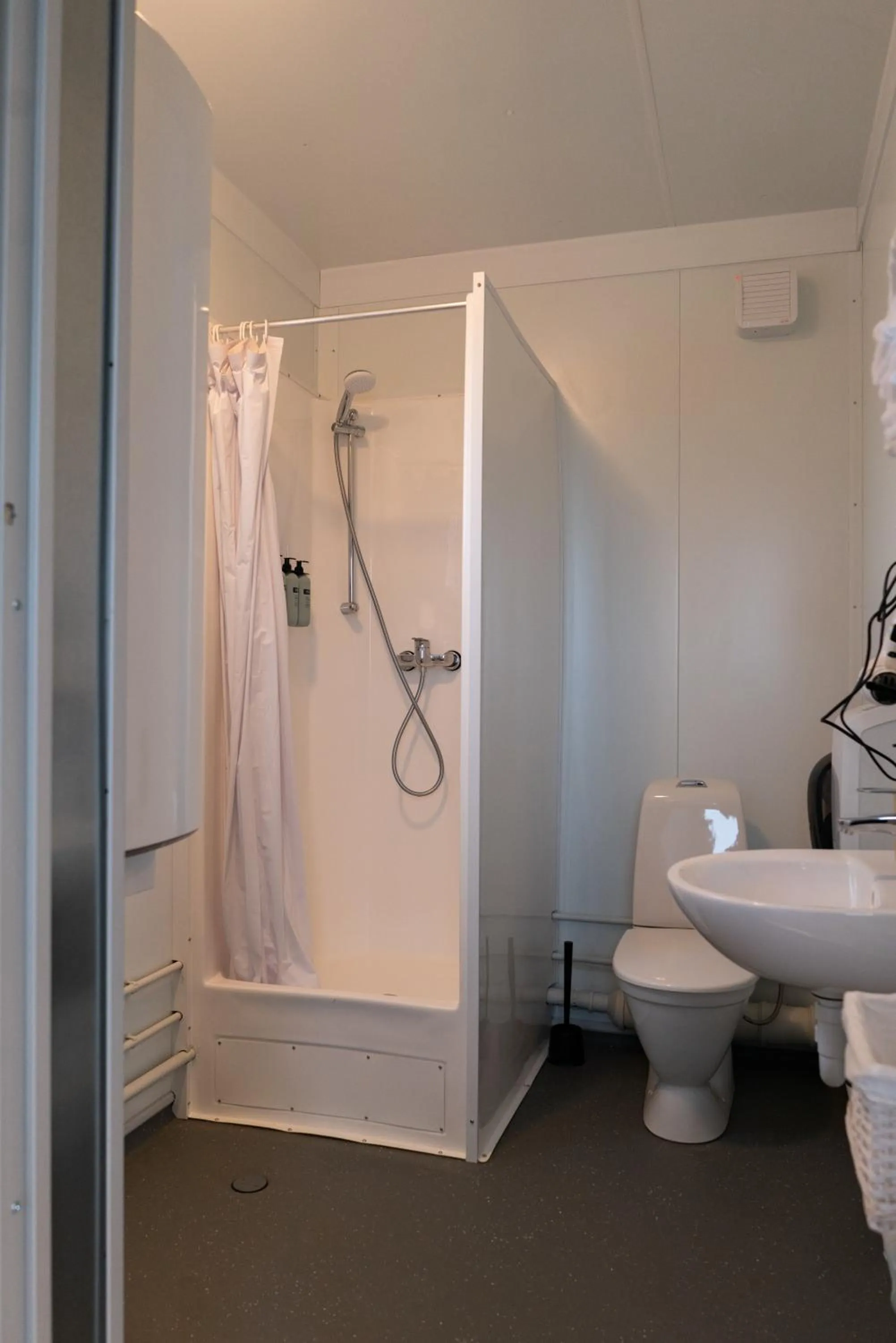 Bathroom in Aurora Igloo South