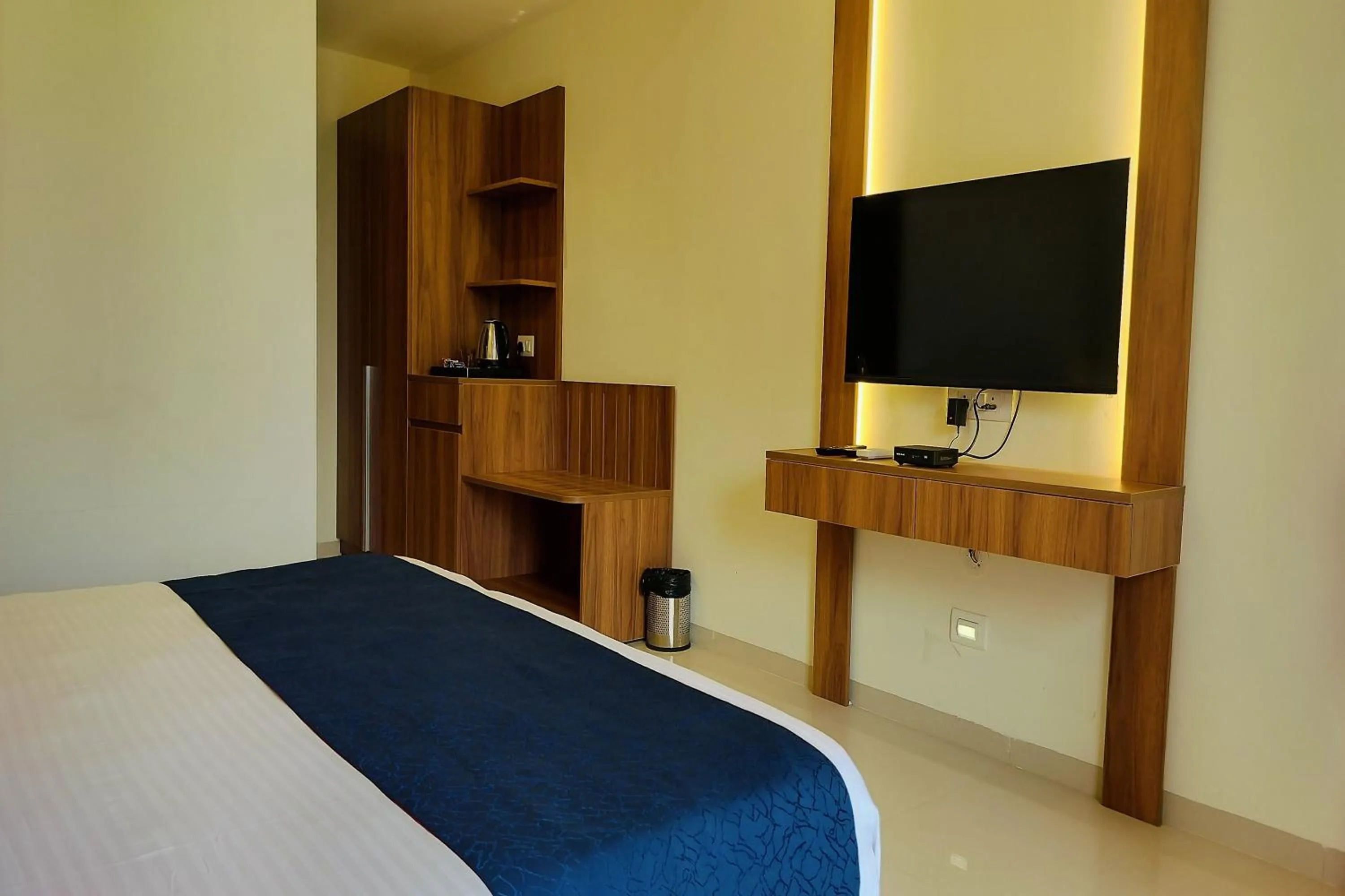 TV and multimedia, Bed in Pegasus Lifestyle Resort Karjat