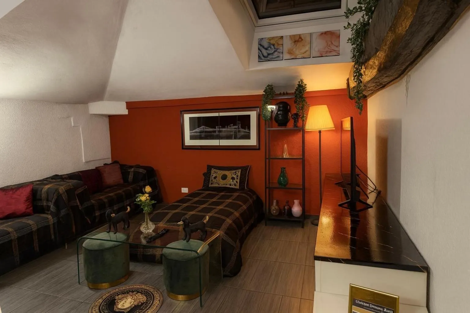 Communal lounge/ TV room, Bed in Hosting Dreams Attics - Duomo