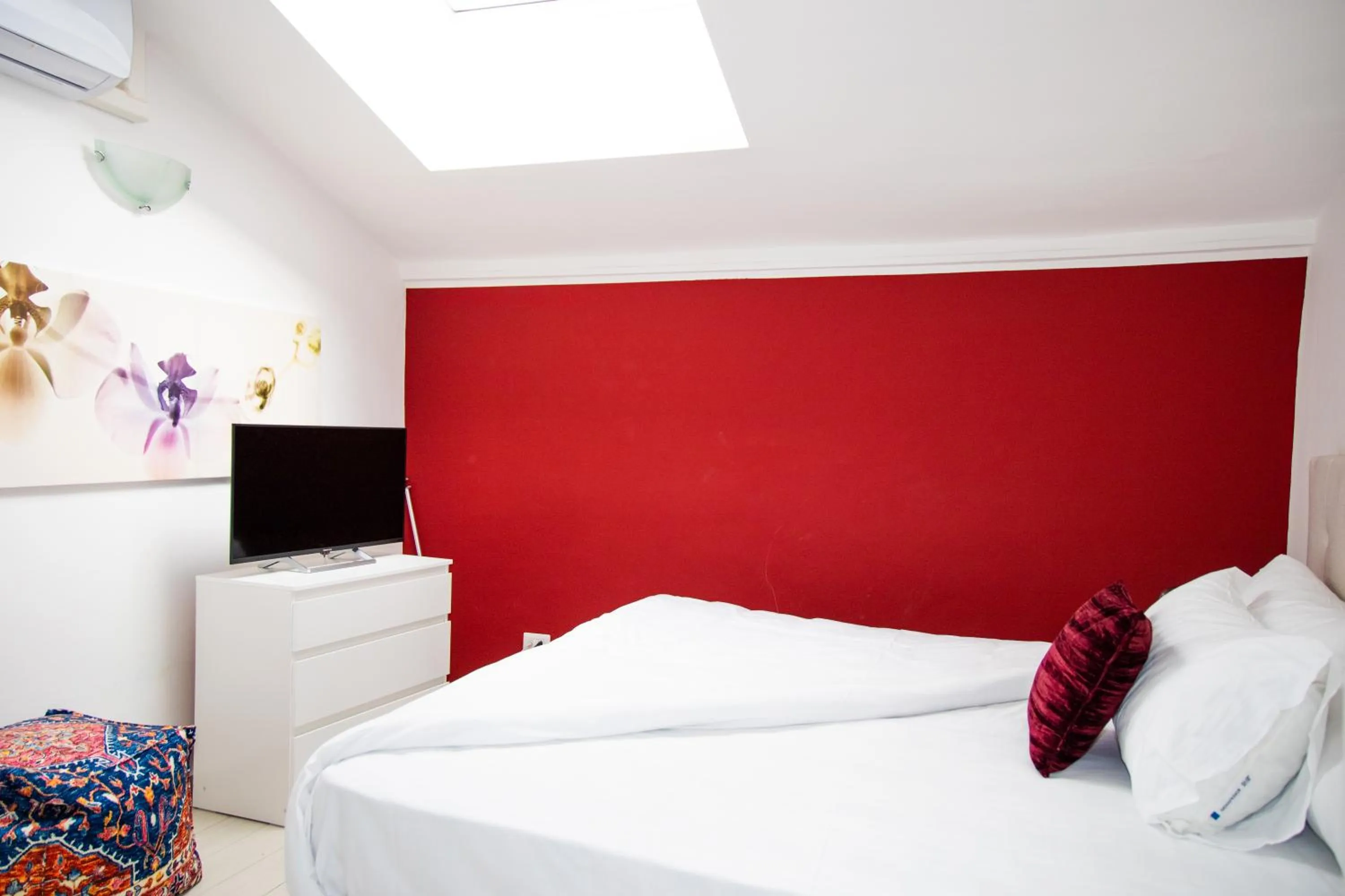 Communal lounge/ TV room, Bed in Hosting Dreams Attics - Duomo