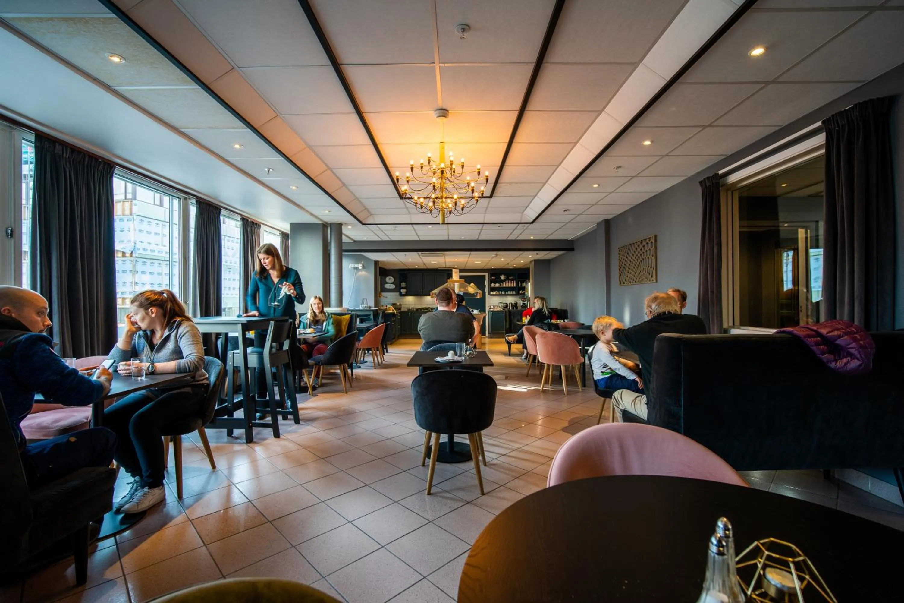 Restaurant/places to eat in Enter Amalie Apartment Hotel