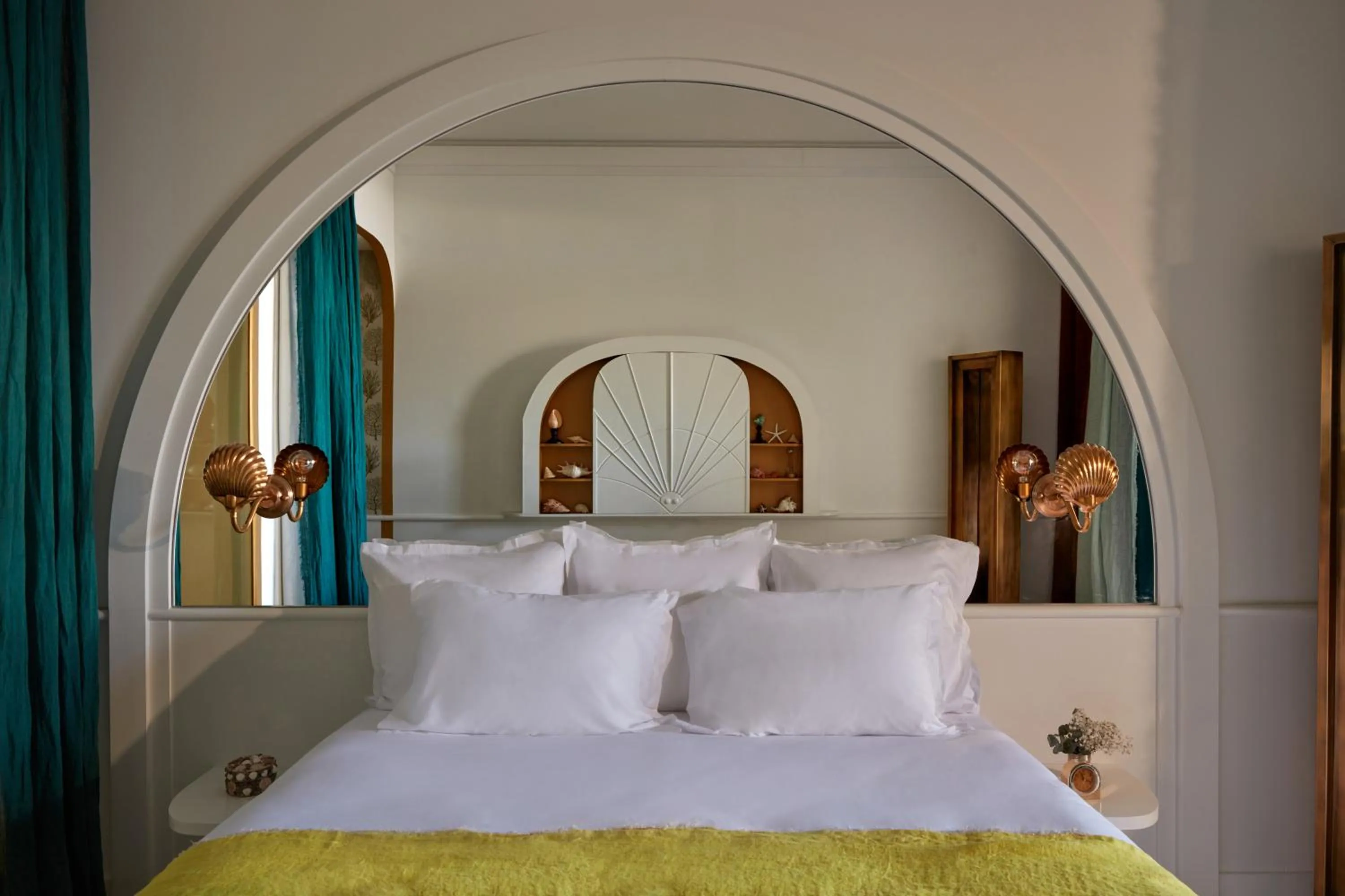 Bed in Château de Théoule