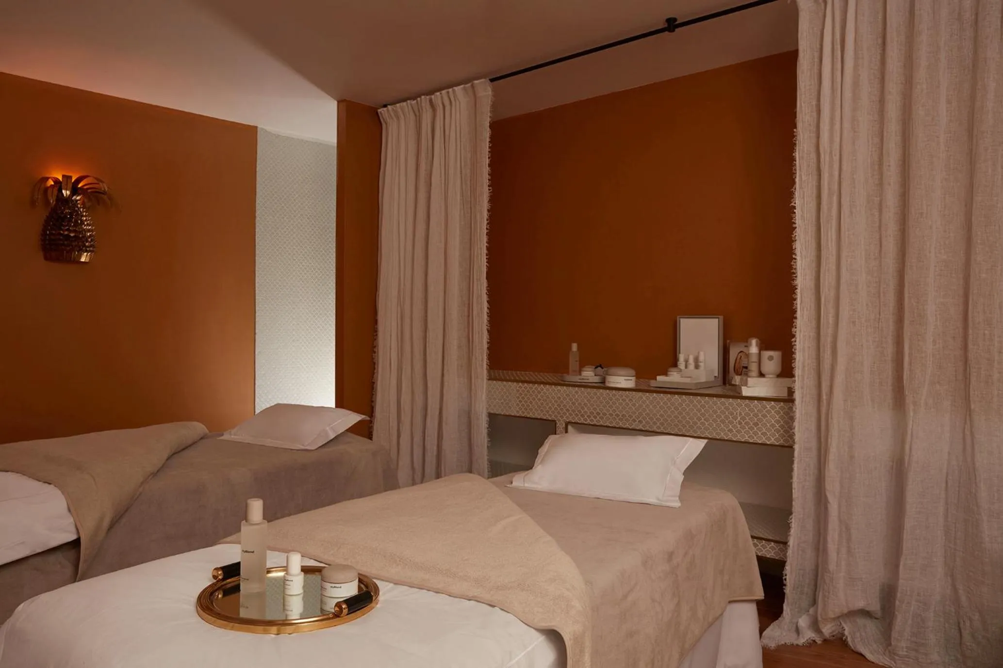 Property building, Bed in Château de Théoule