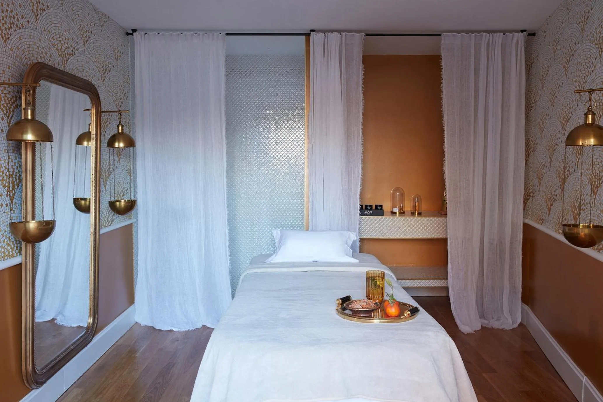 Property building, Bed in Château de Théoule