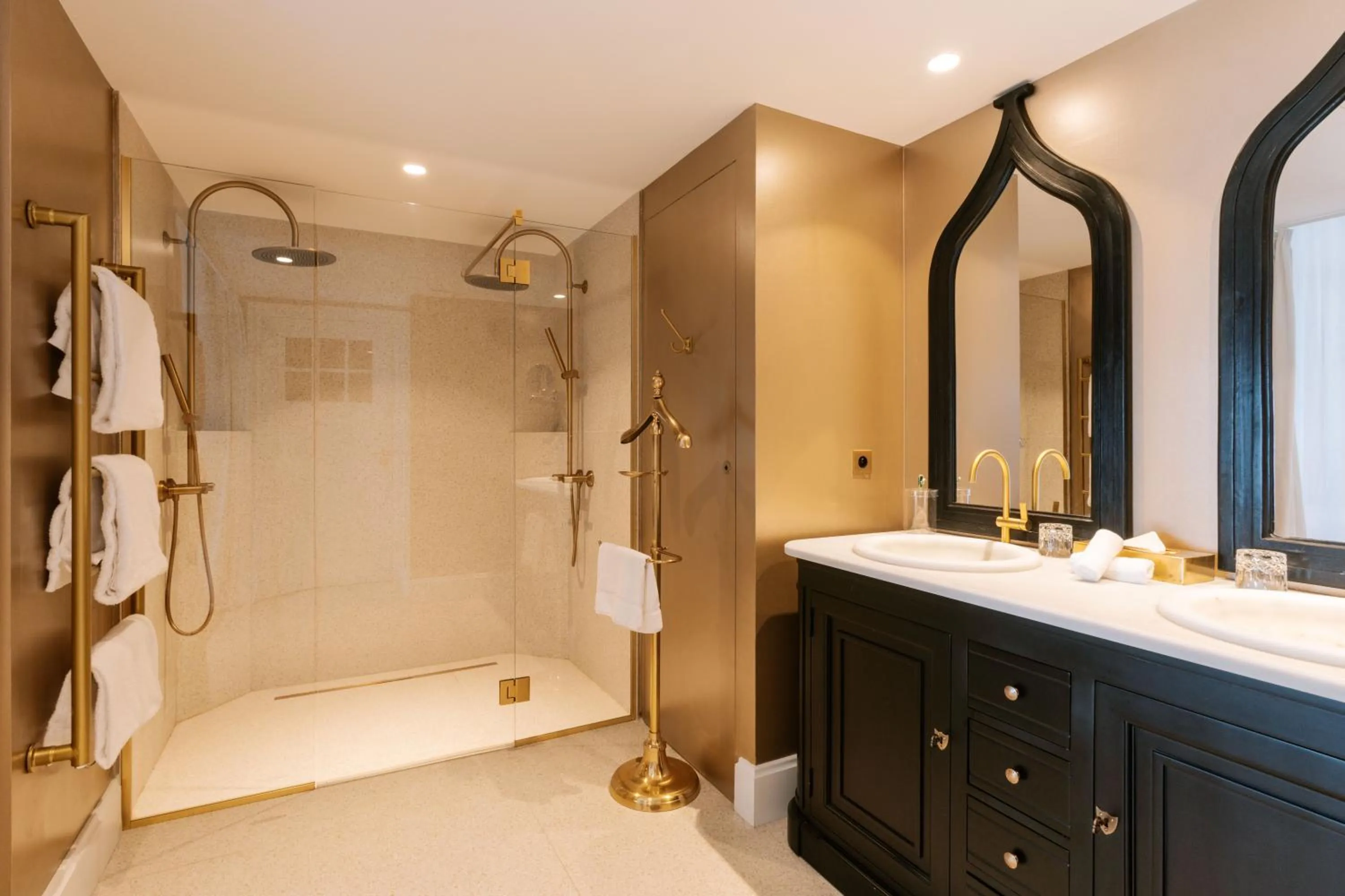 Shower in Château de Théoule