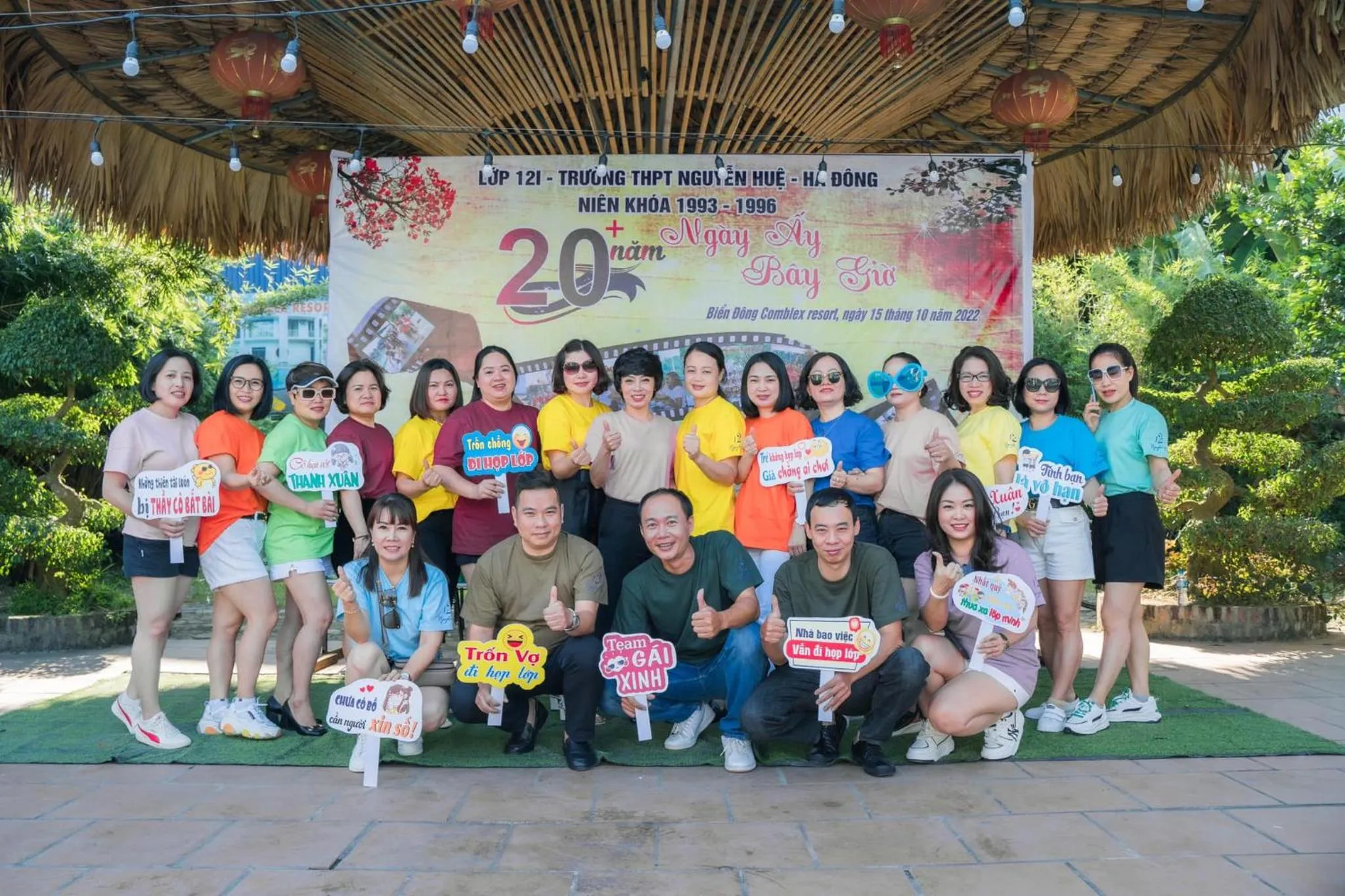 group of guests in Biển Đông COMPLEX