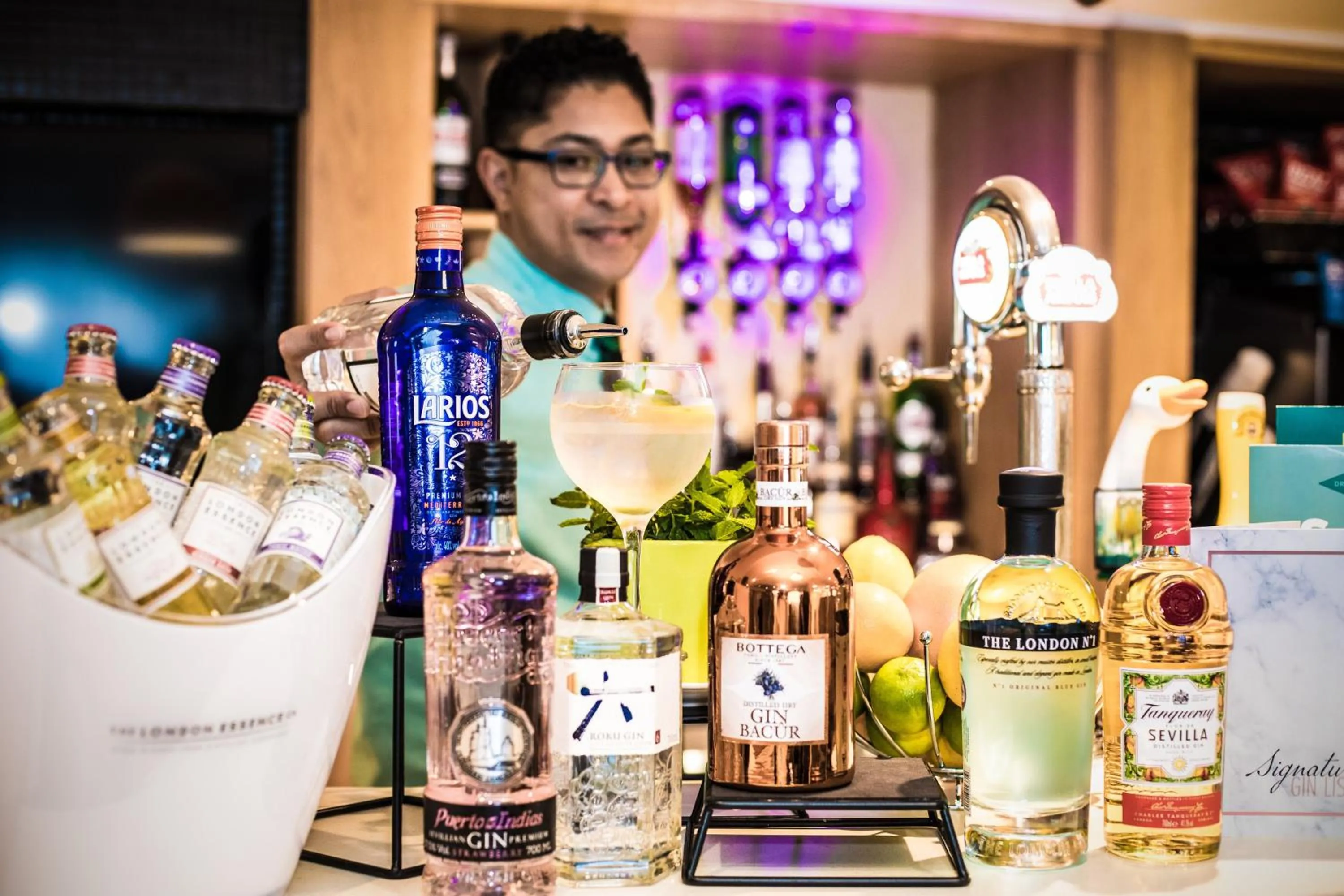 Lounge or bar in Holiday Inn Slough Windsor by IHG