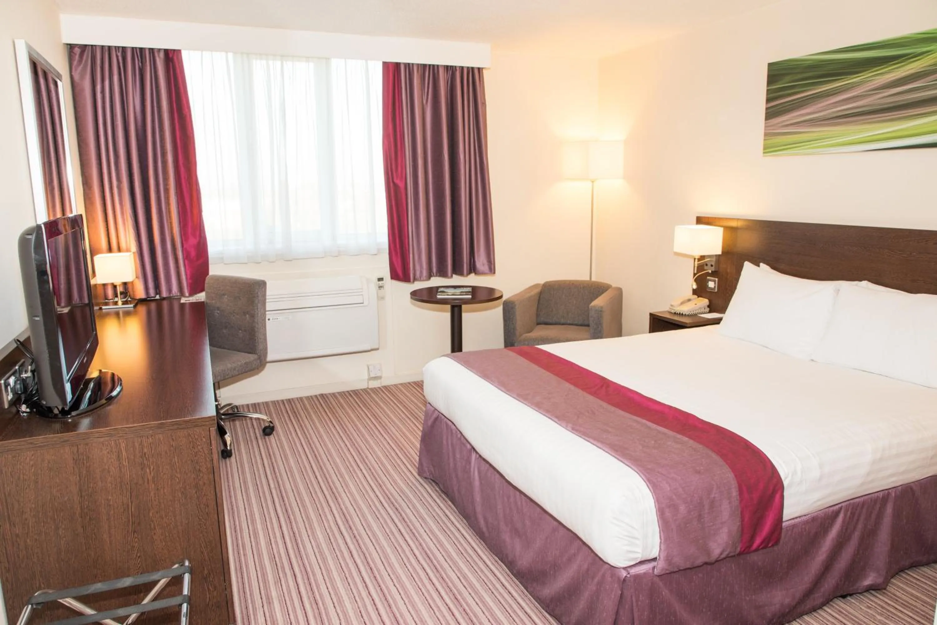 Photo of the whole room, Bed in Holiday Inn Slough Windsor by IHG