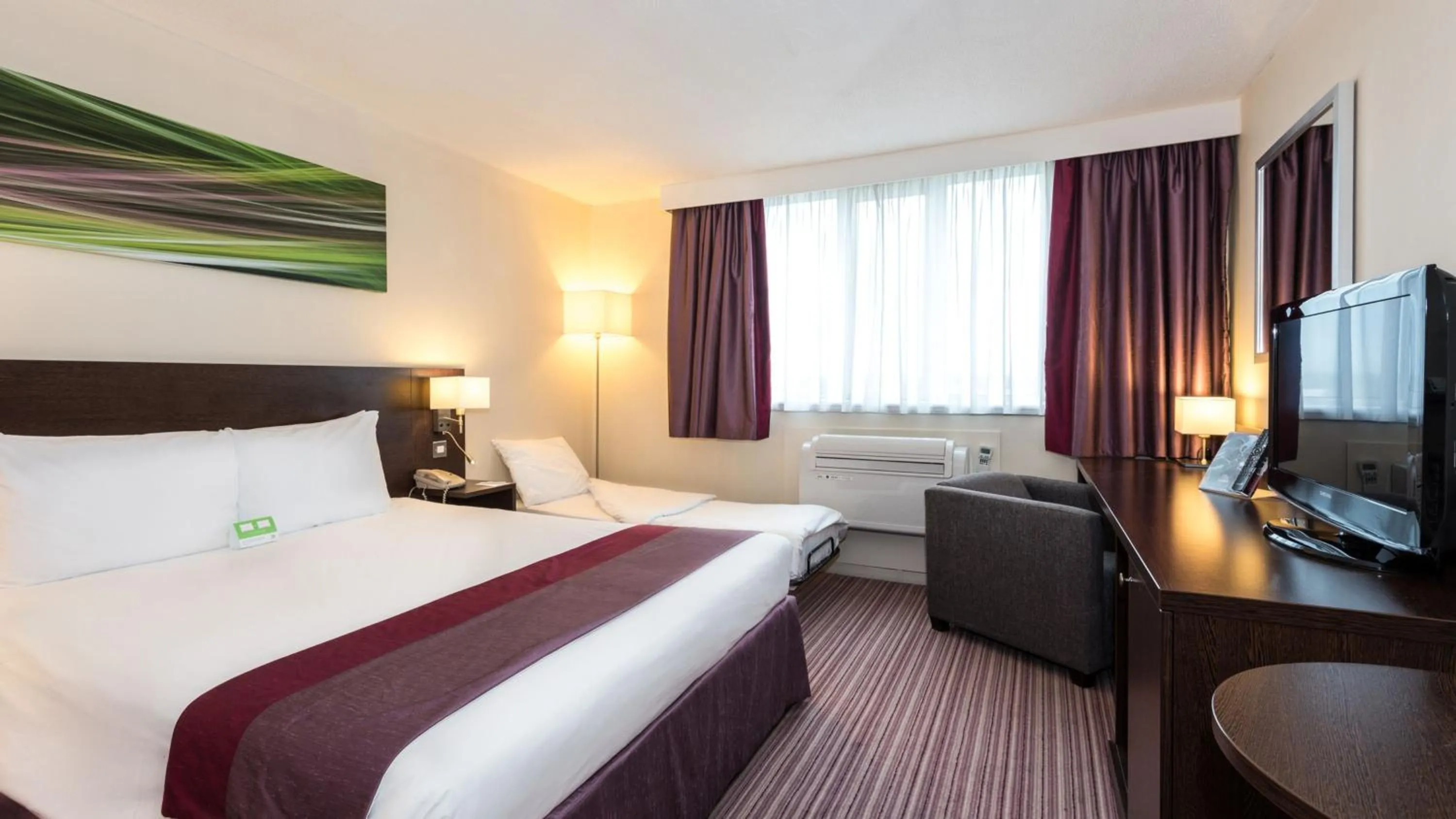 Photo of the whole room, Bed in Holiday Inn Slough Windsor by IHG