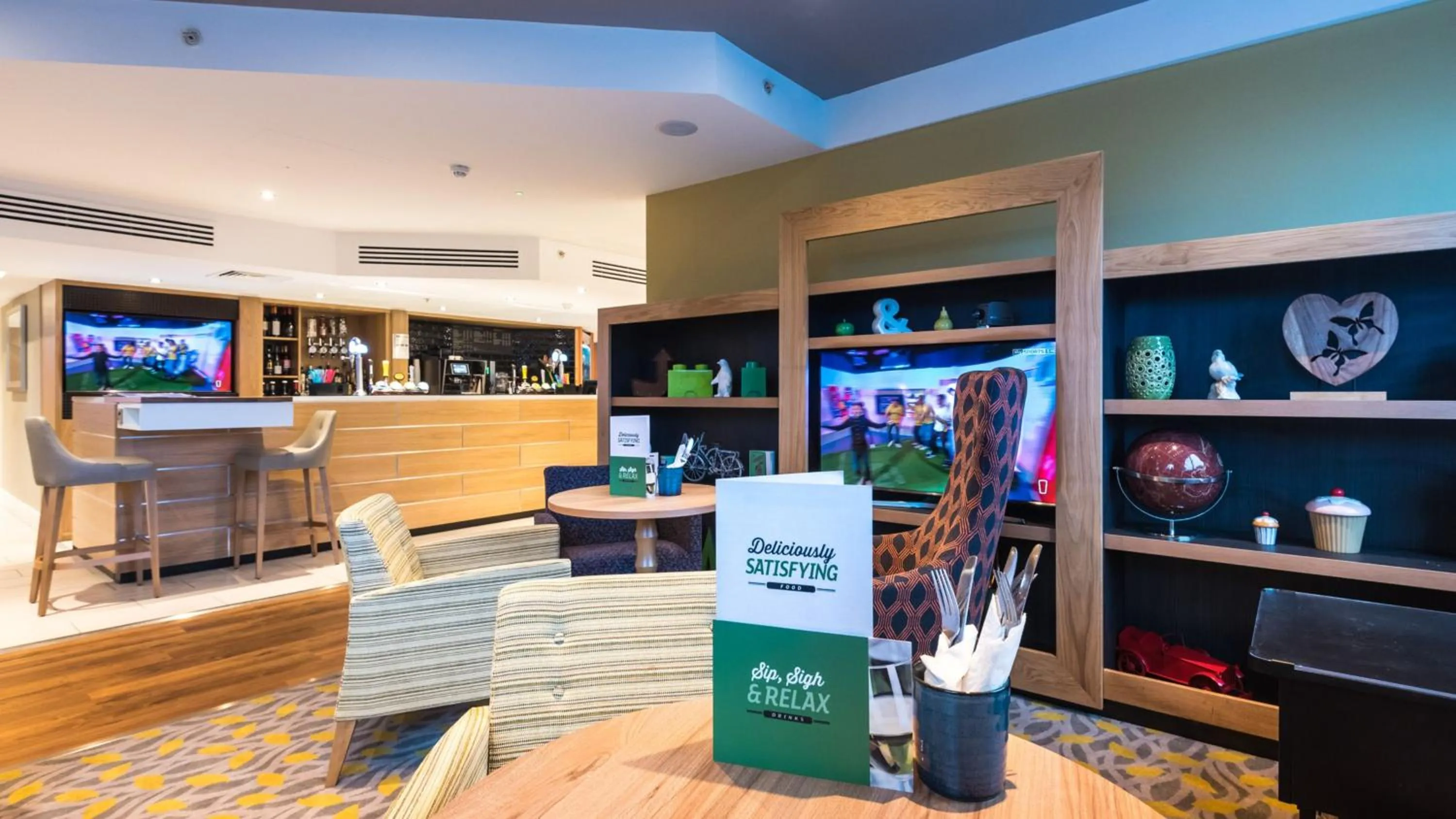Lounge or bar in Holiday Inn Slough Windsor by IHG