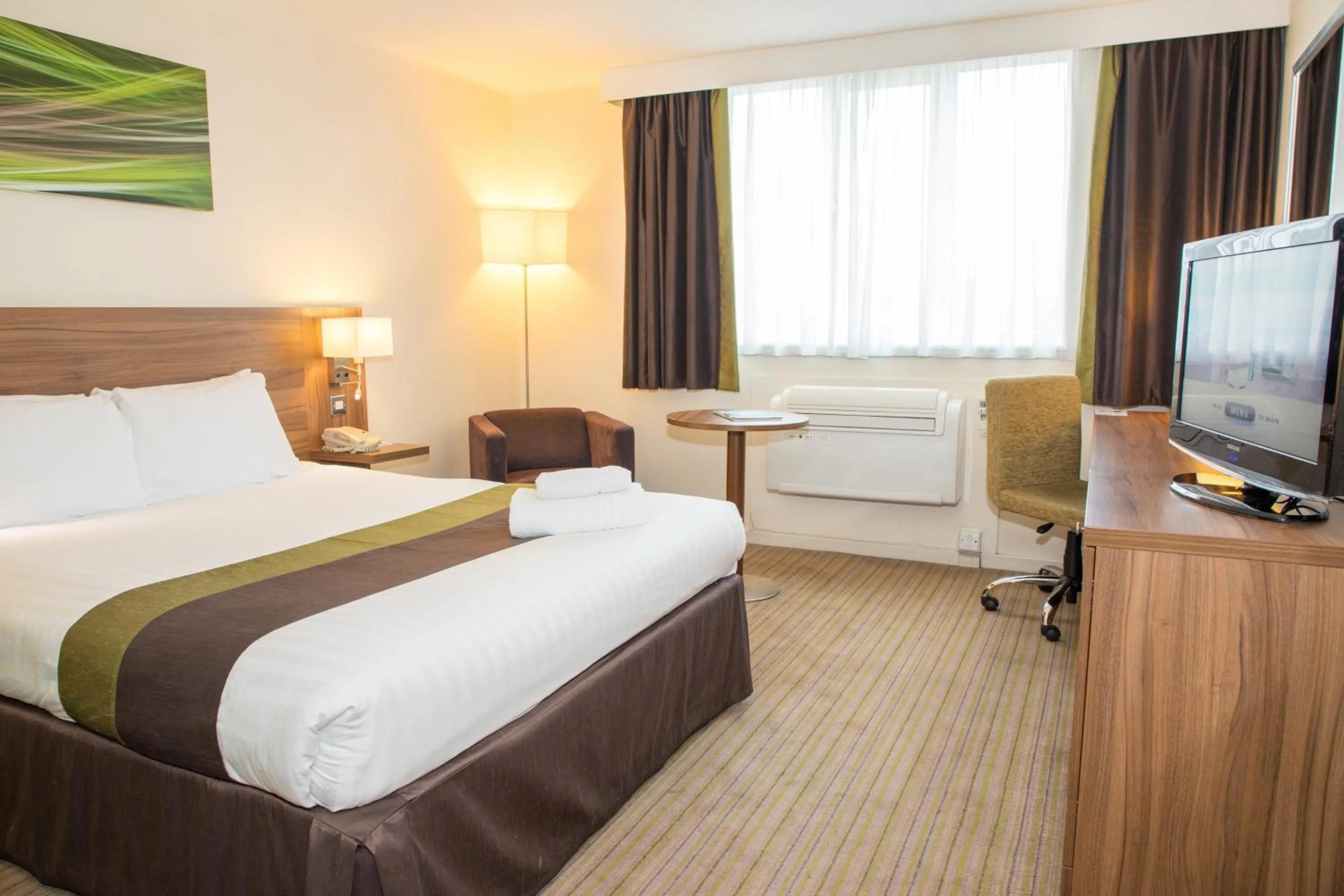 Photo of the whole room, Bed in Holiday Inn Slough Windsor by IHG