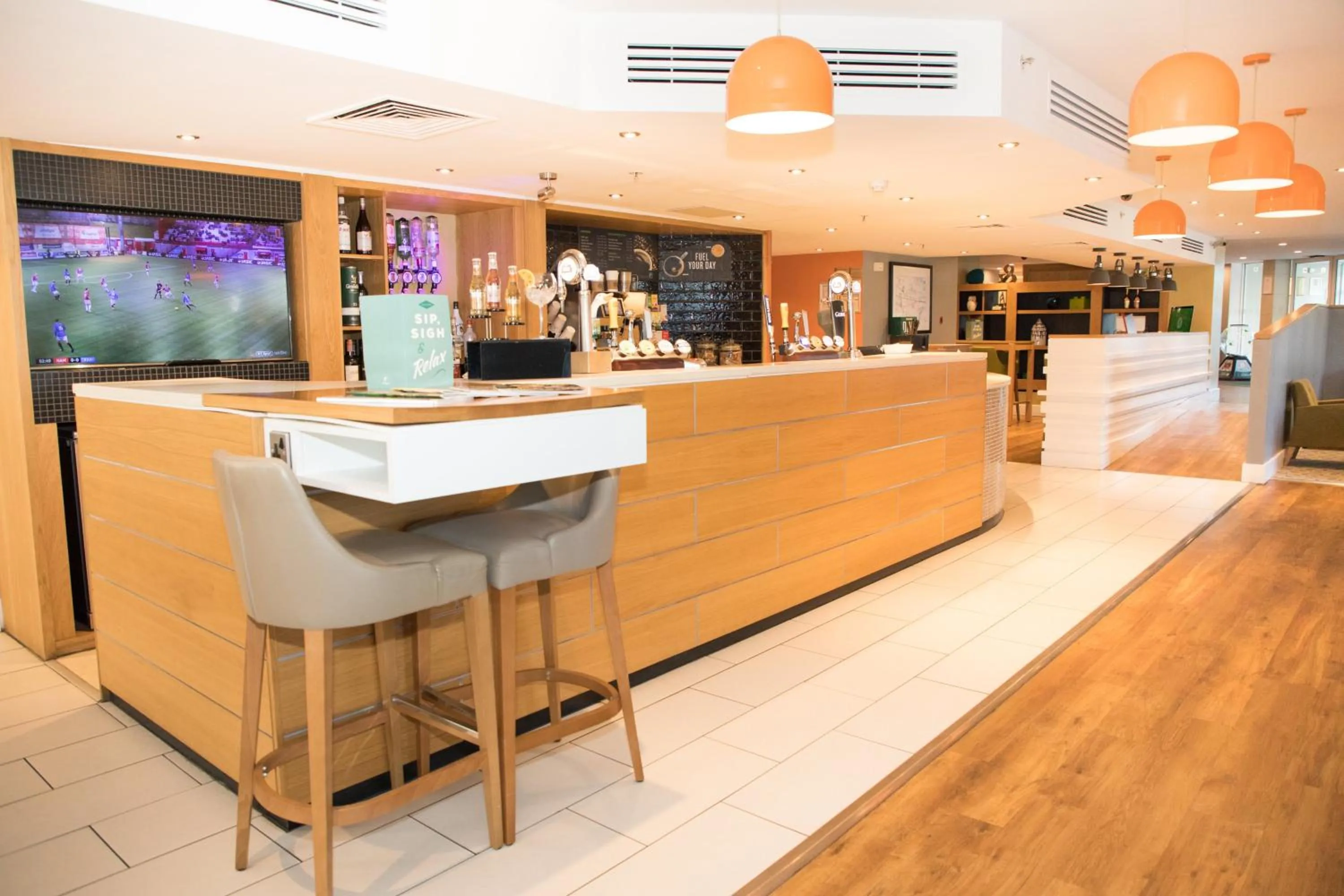 Lounge or bar in Holiday Inn Slough Windsor by IHG
