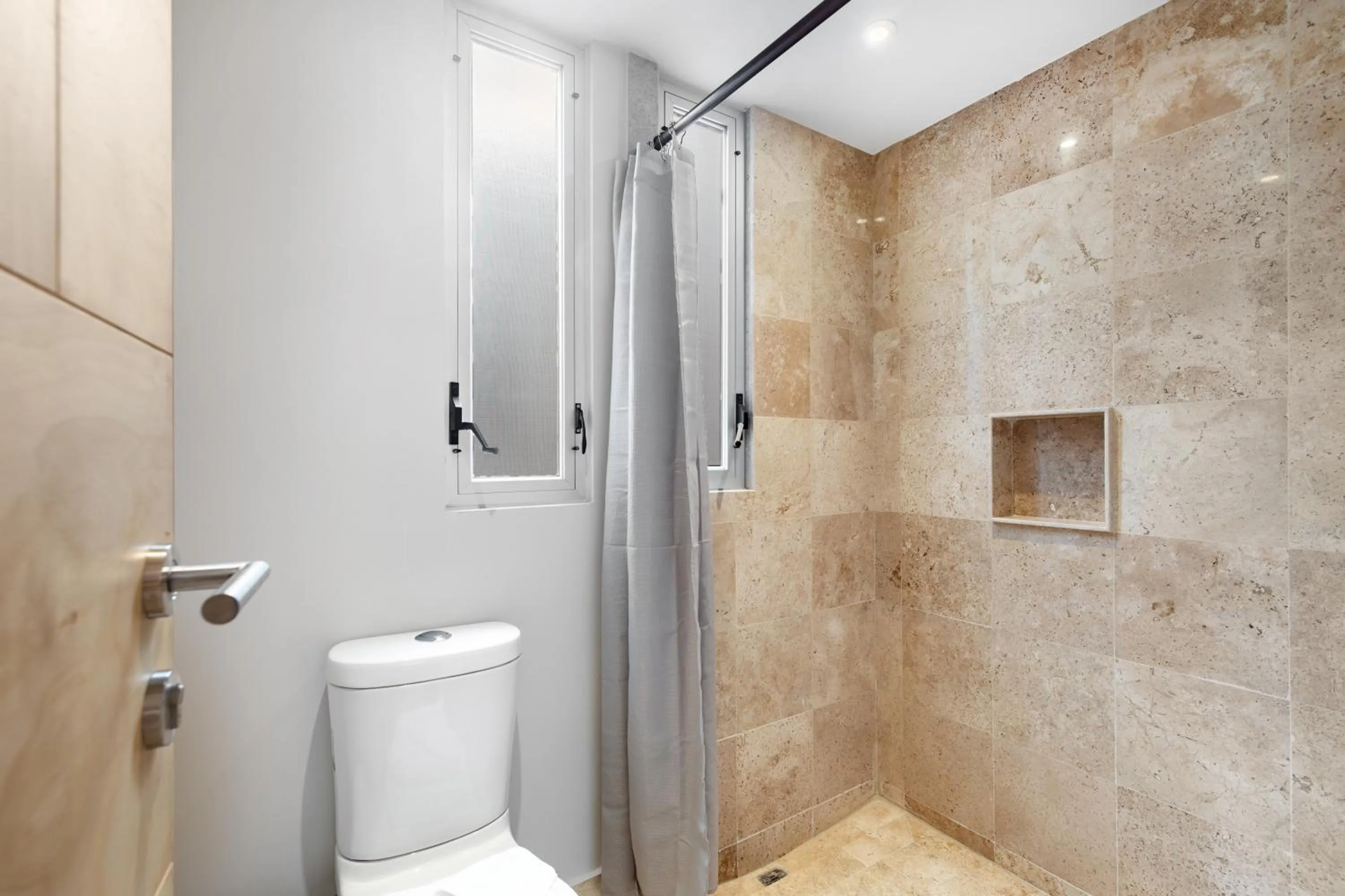 Bathroom in Hacienda Santa Barbara by Homi Rent