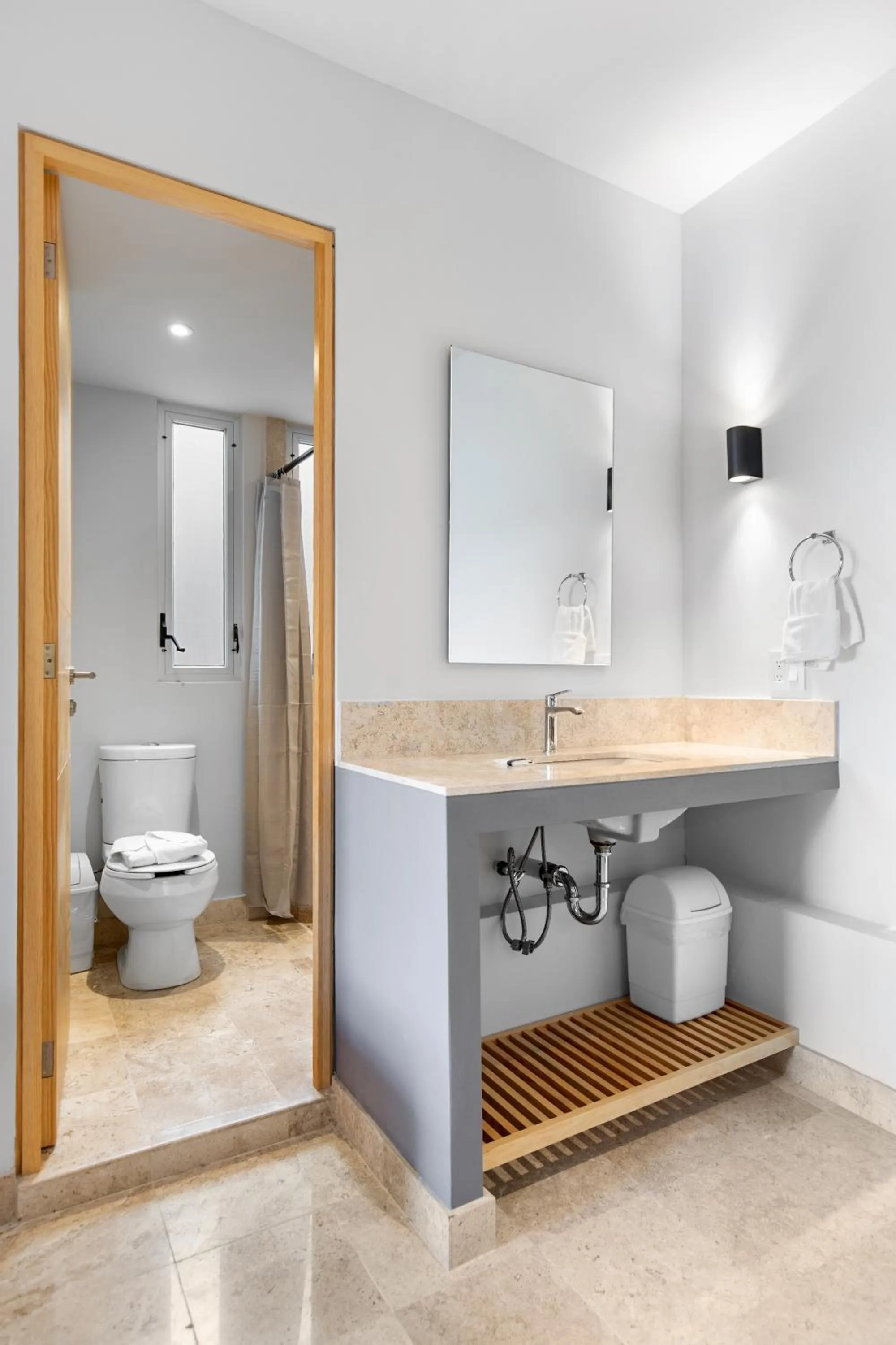 Bathroom in Hacienda Santa Barbara by Homi Rent