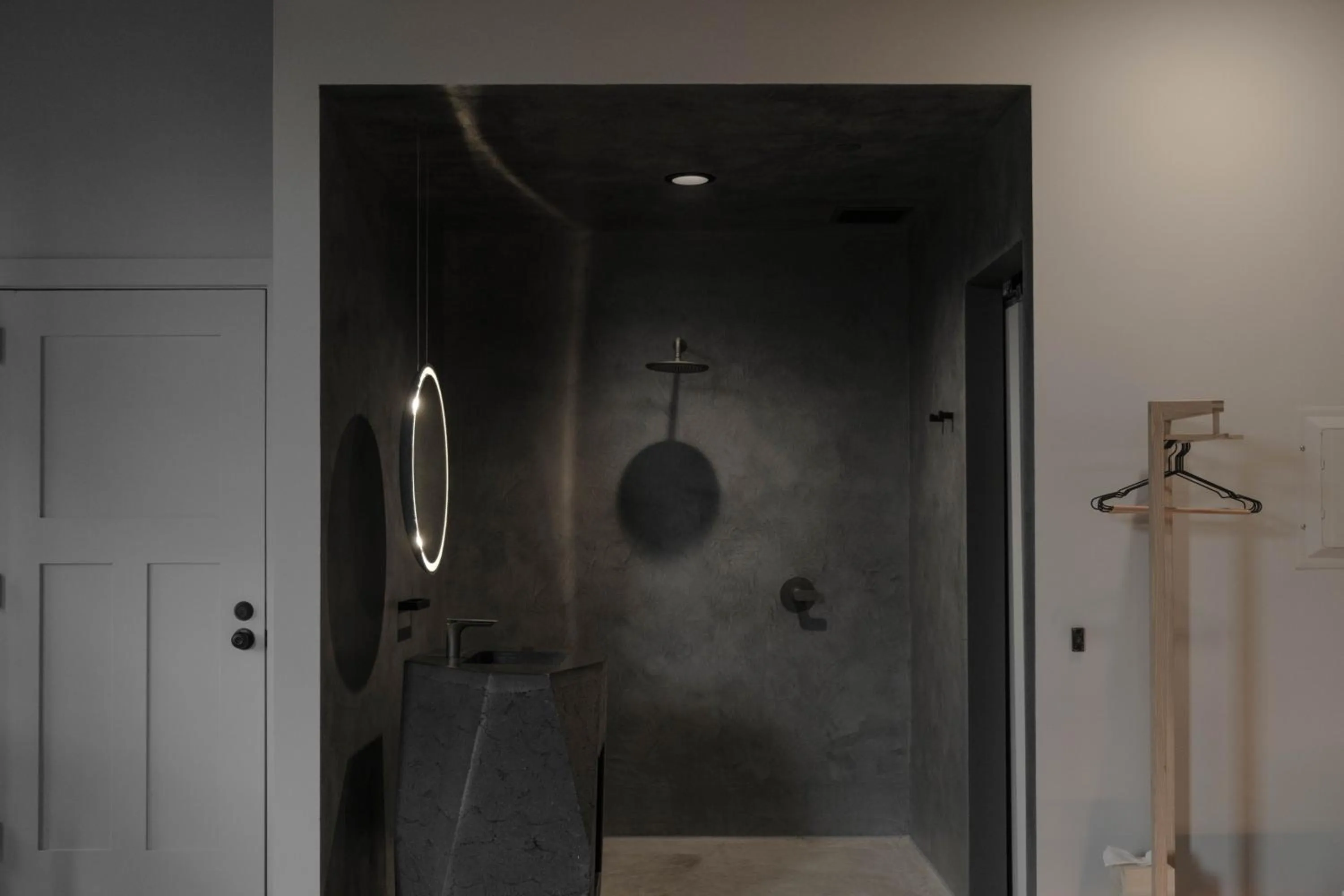 Toilet in kodō hotel - Heart of LA Arts District