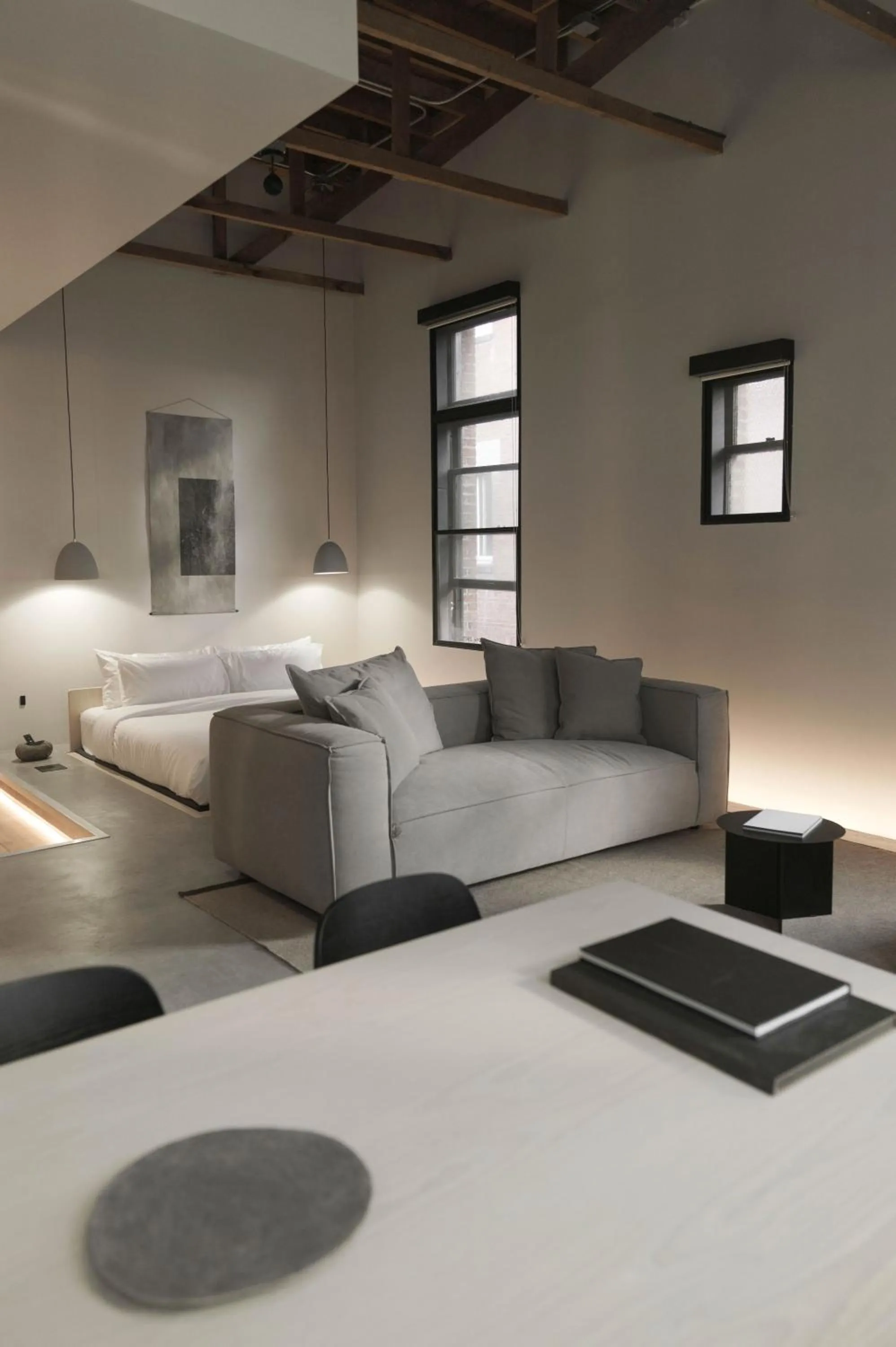 Living room, Bed in kodō hotel - Heart of LA Arts District