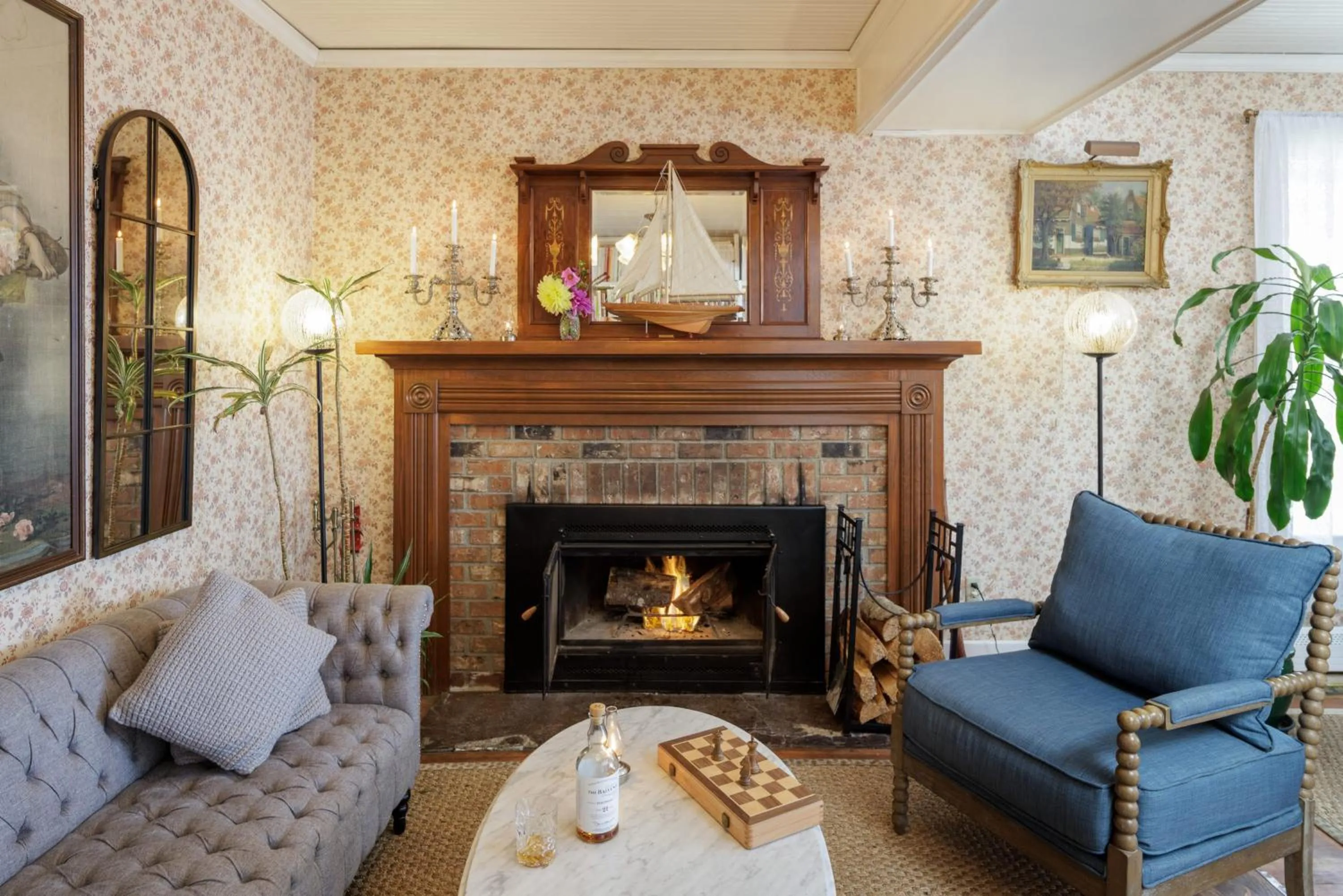 Seating area in Orcas Hotel