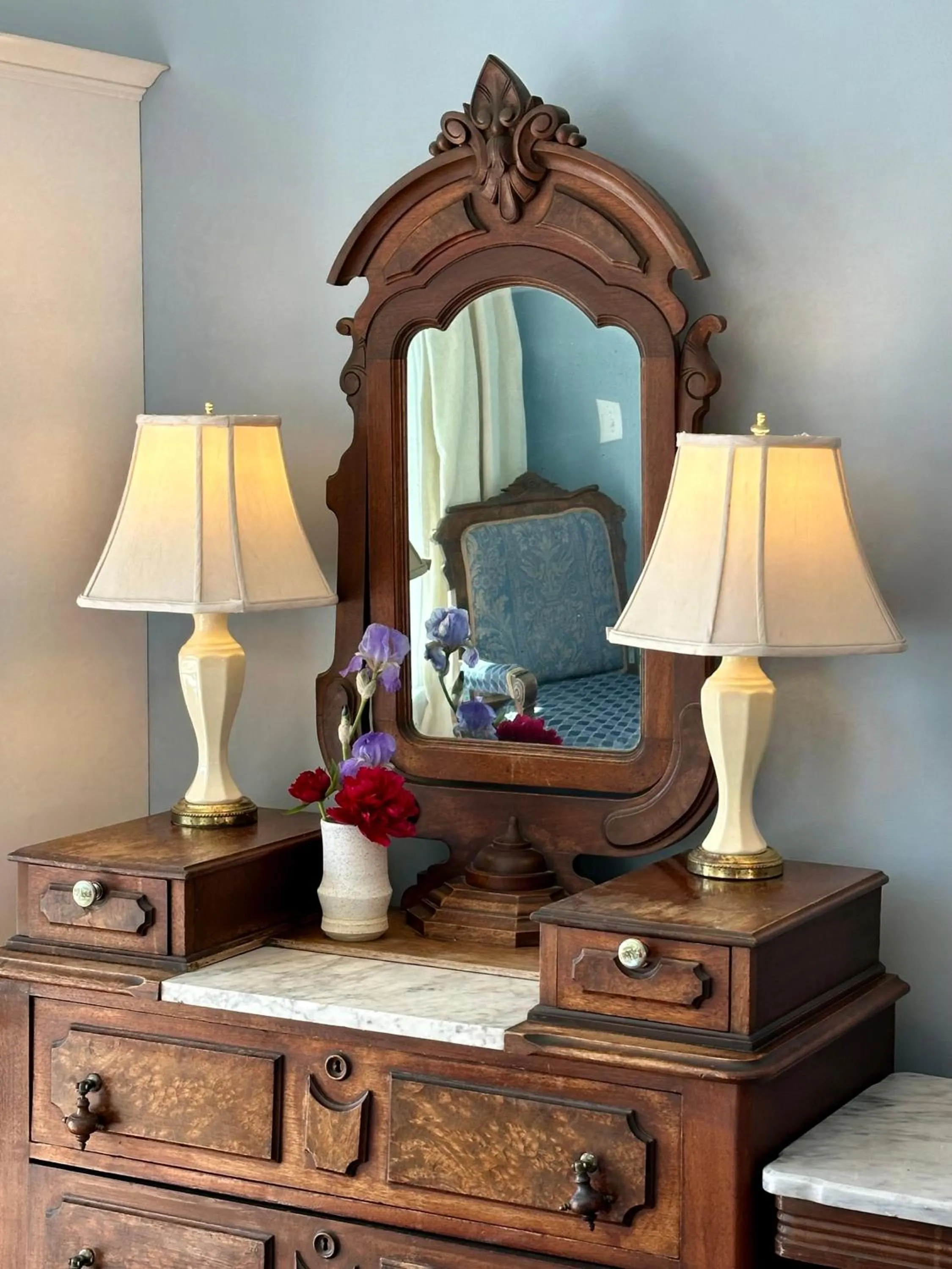 Seating area in Orcas Hotel