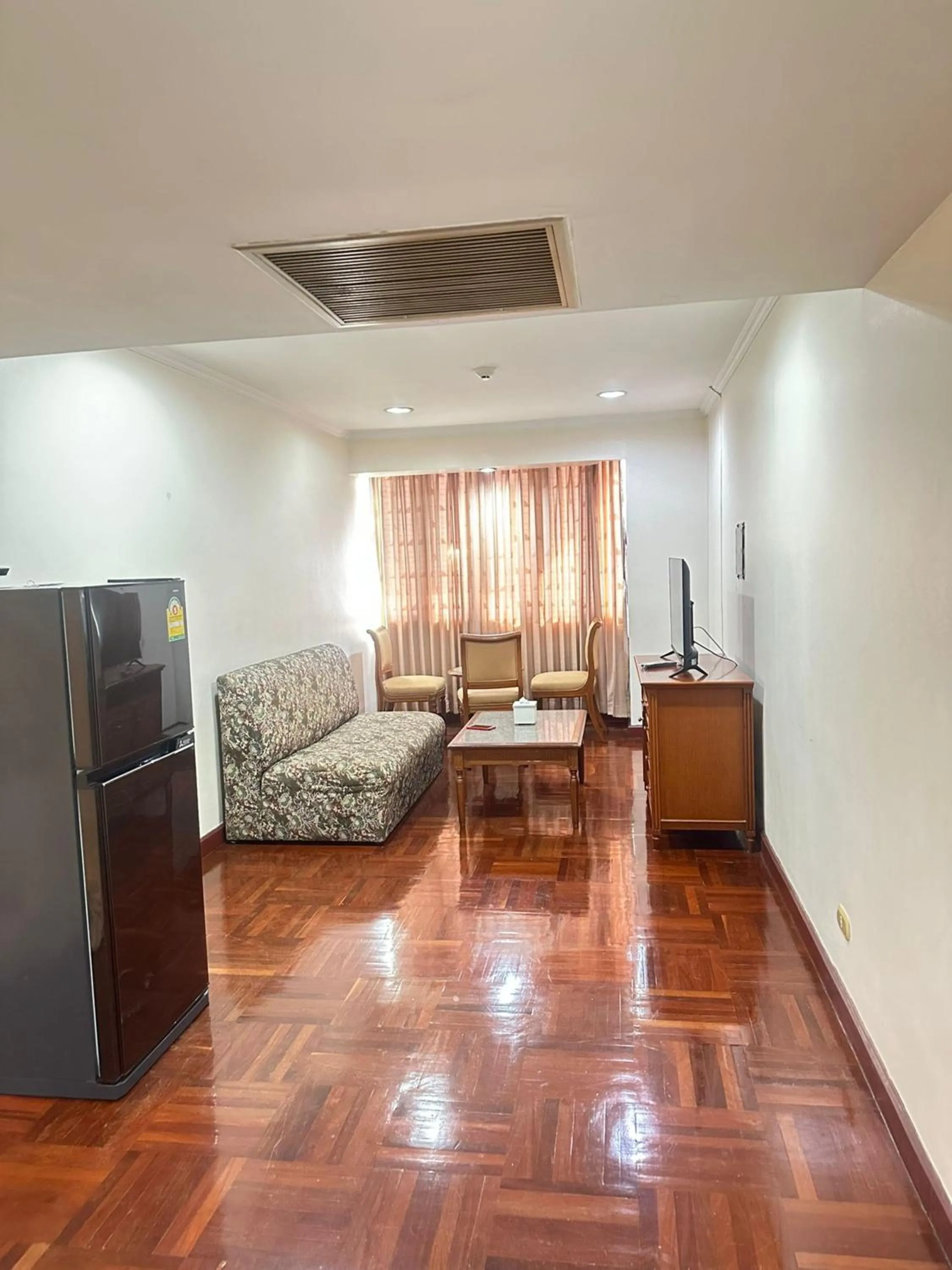 Living room in Omni Tower Cozy Apartments by Direct Rooms