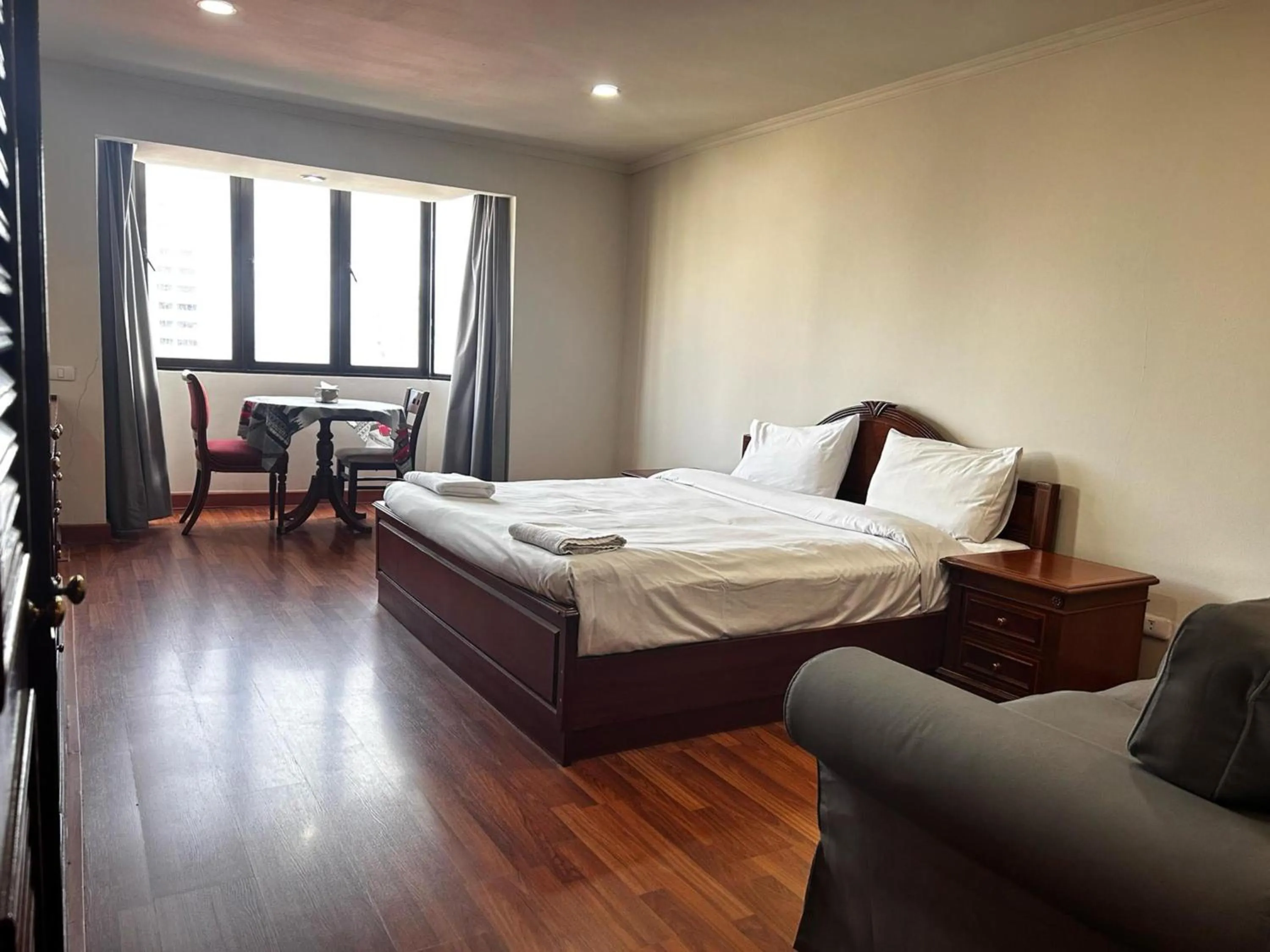 Bed in Omni Tower Cozy Apartments by Direct Rooms