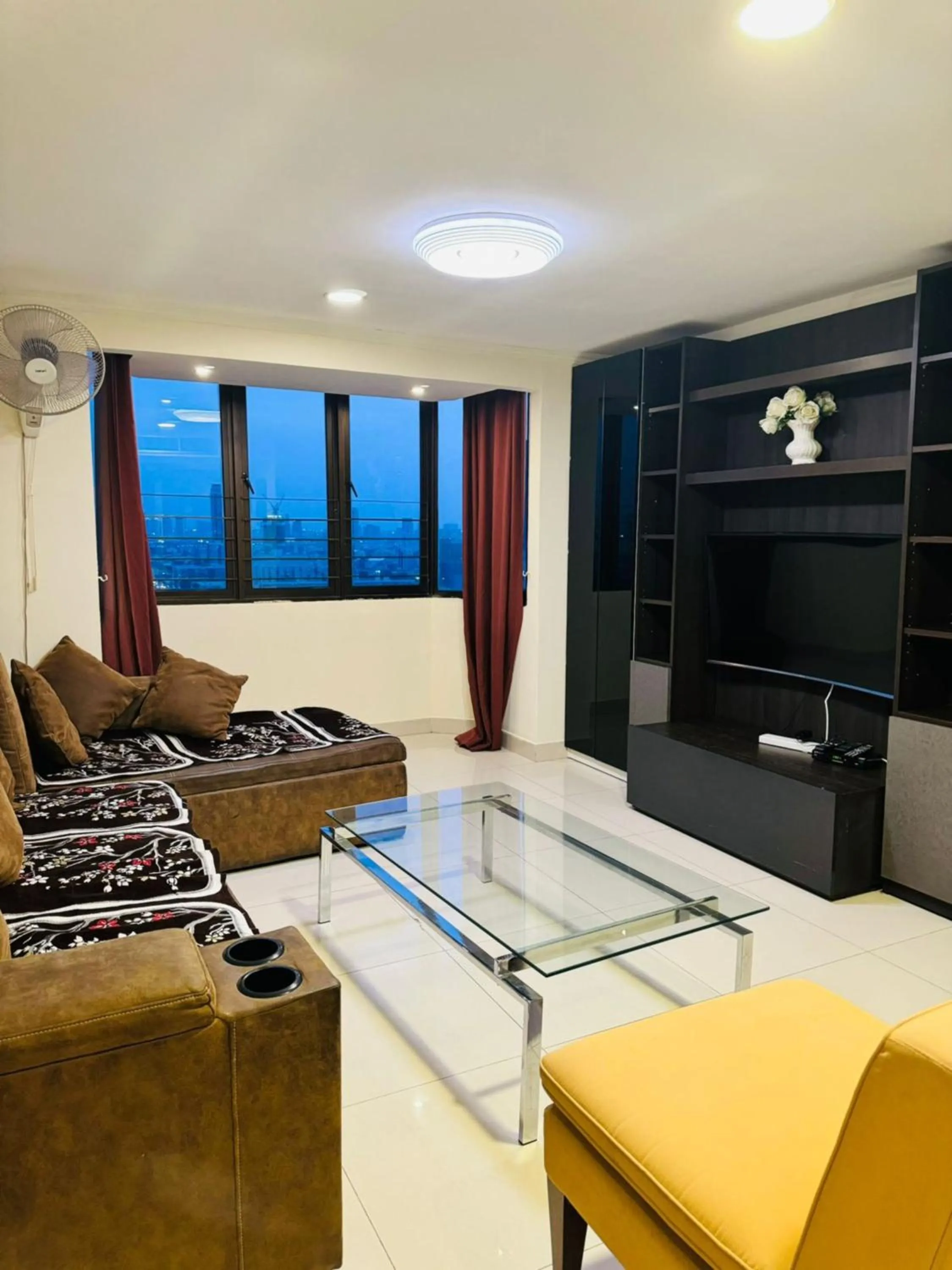 TV and multimedia in Omni Tower Cozy Apartments by Direct Rooms