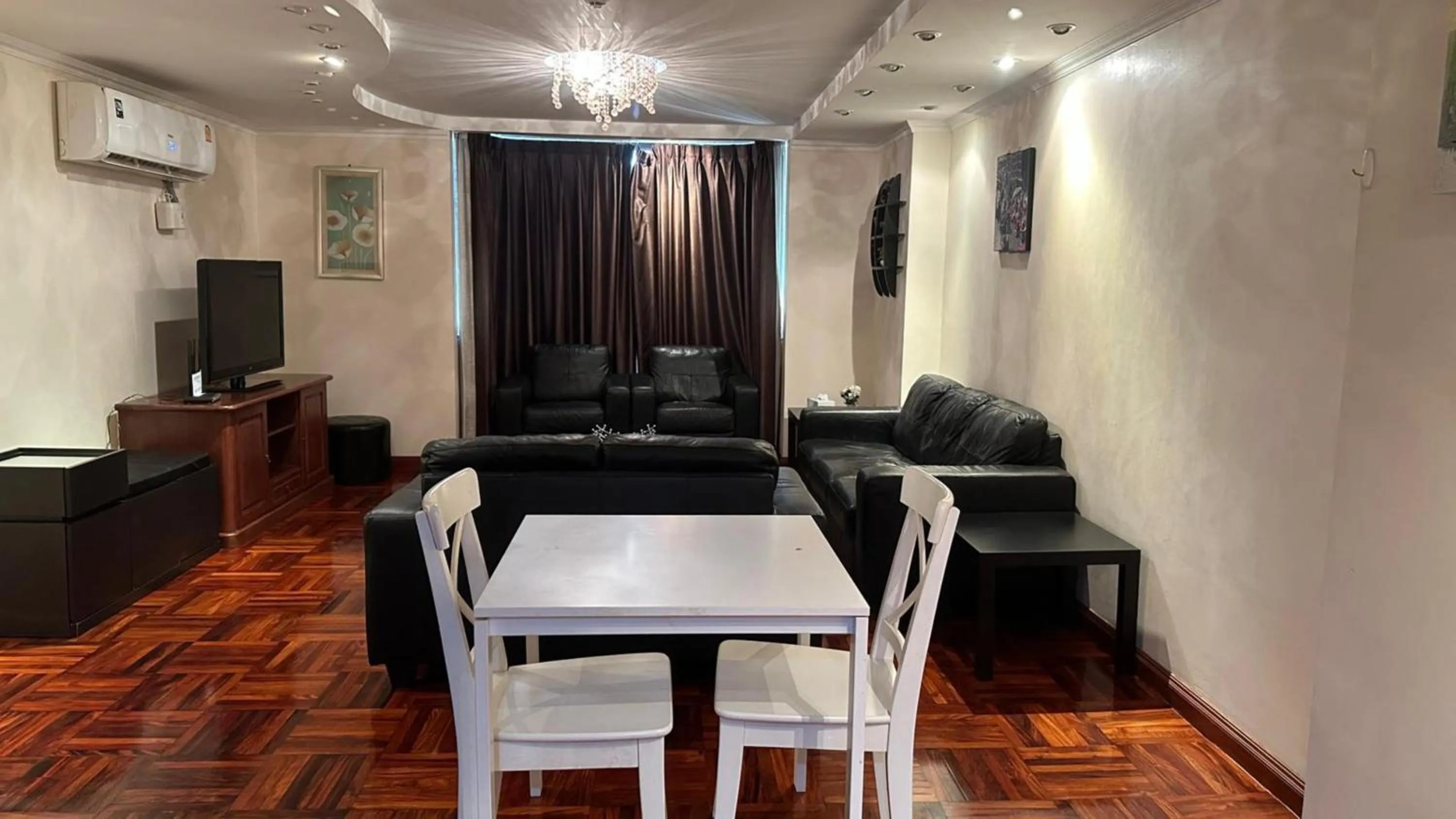 Living room in Omni Tower Cozy Apartments by Direct Rooms