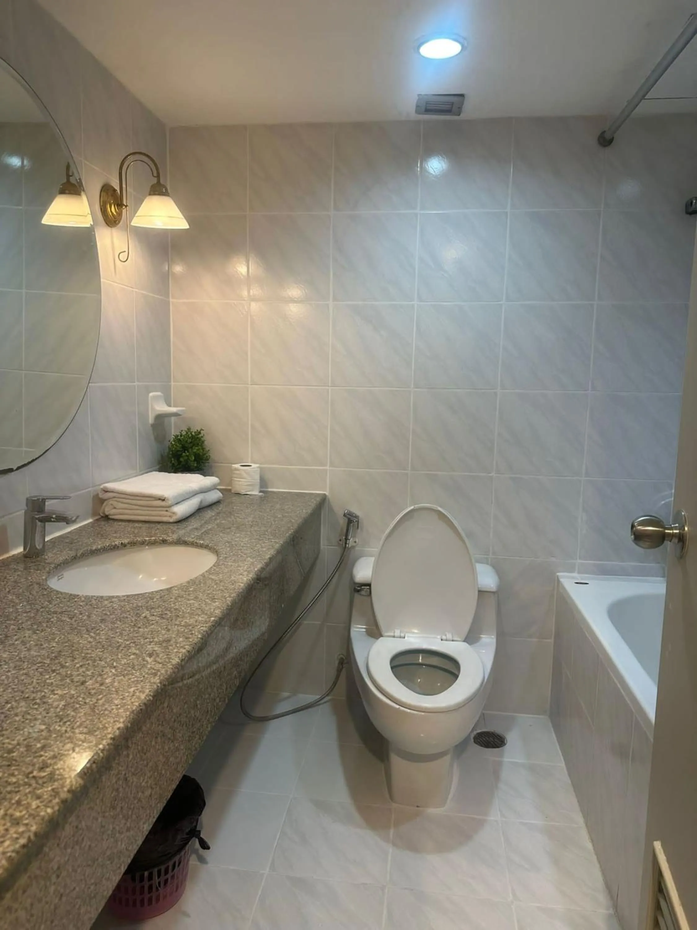 Bathroom in Omni Tower Cozy Apartments by Direct Rooms