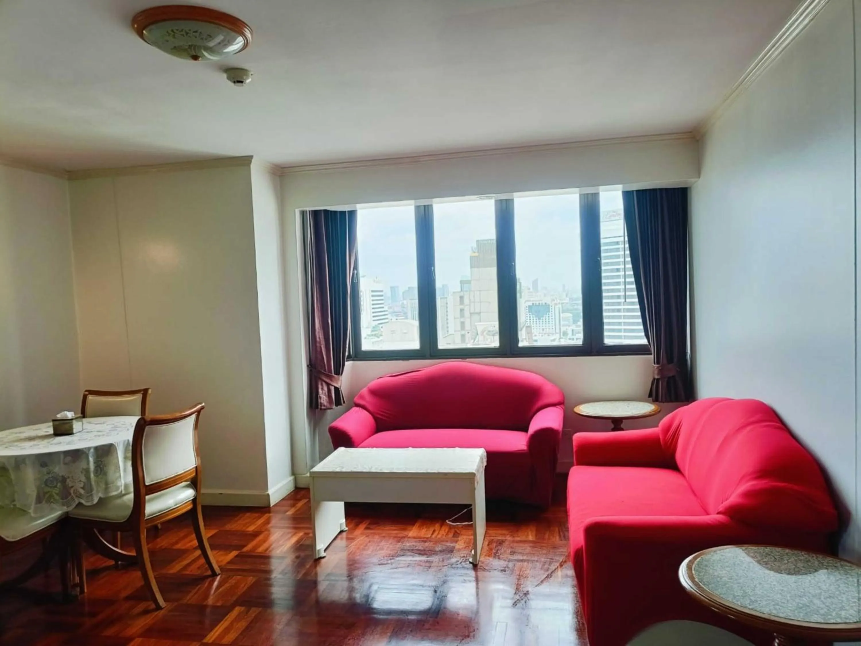 Living room in Omni Tower Cozy Apartments by Direct Rooms