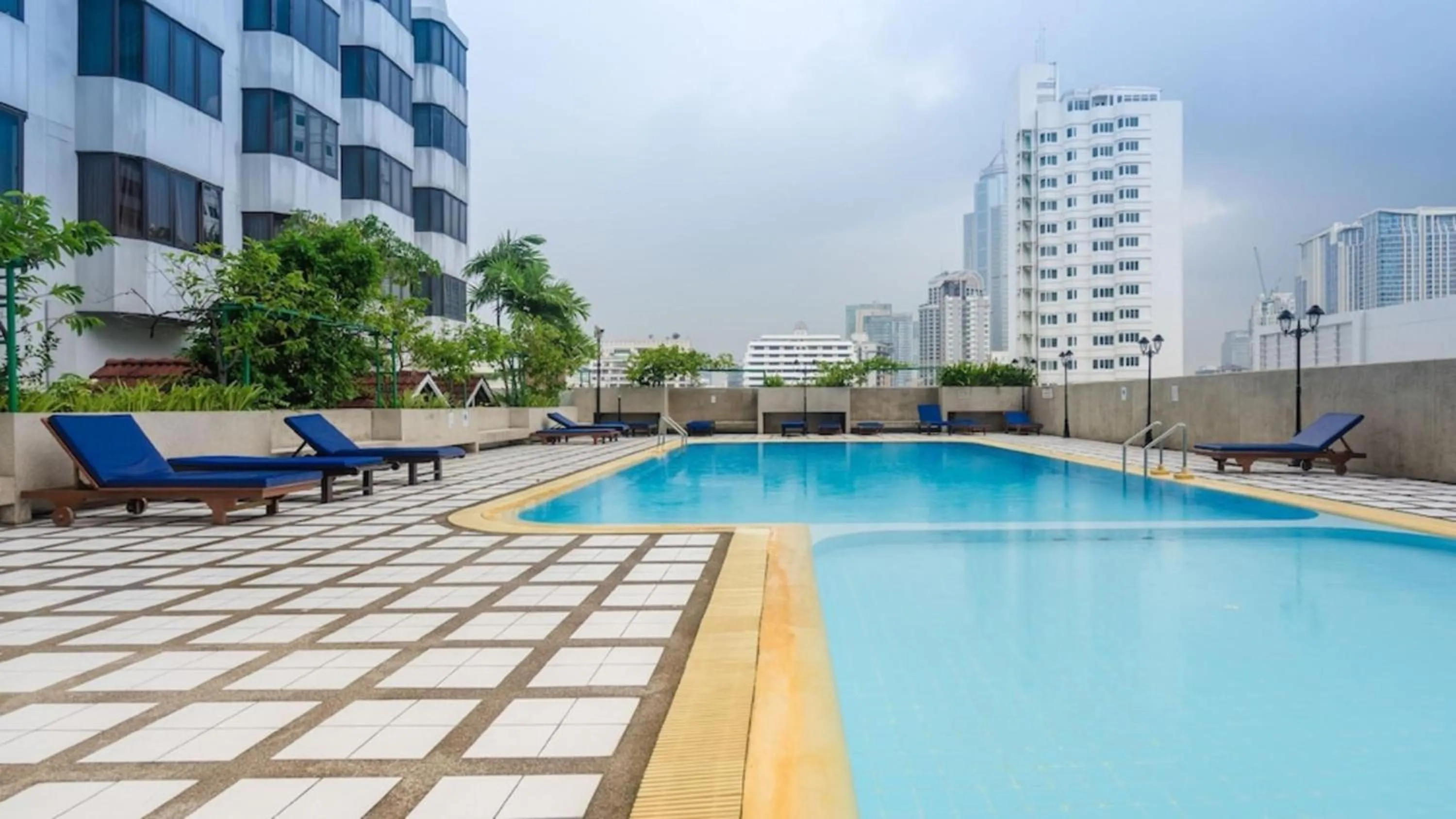 Swimming pool in Omni Tower Cozy Apartments by Direct Rooms