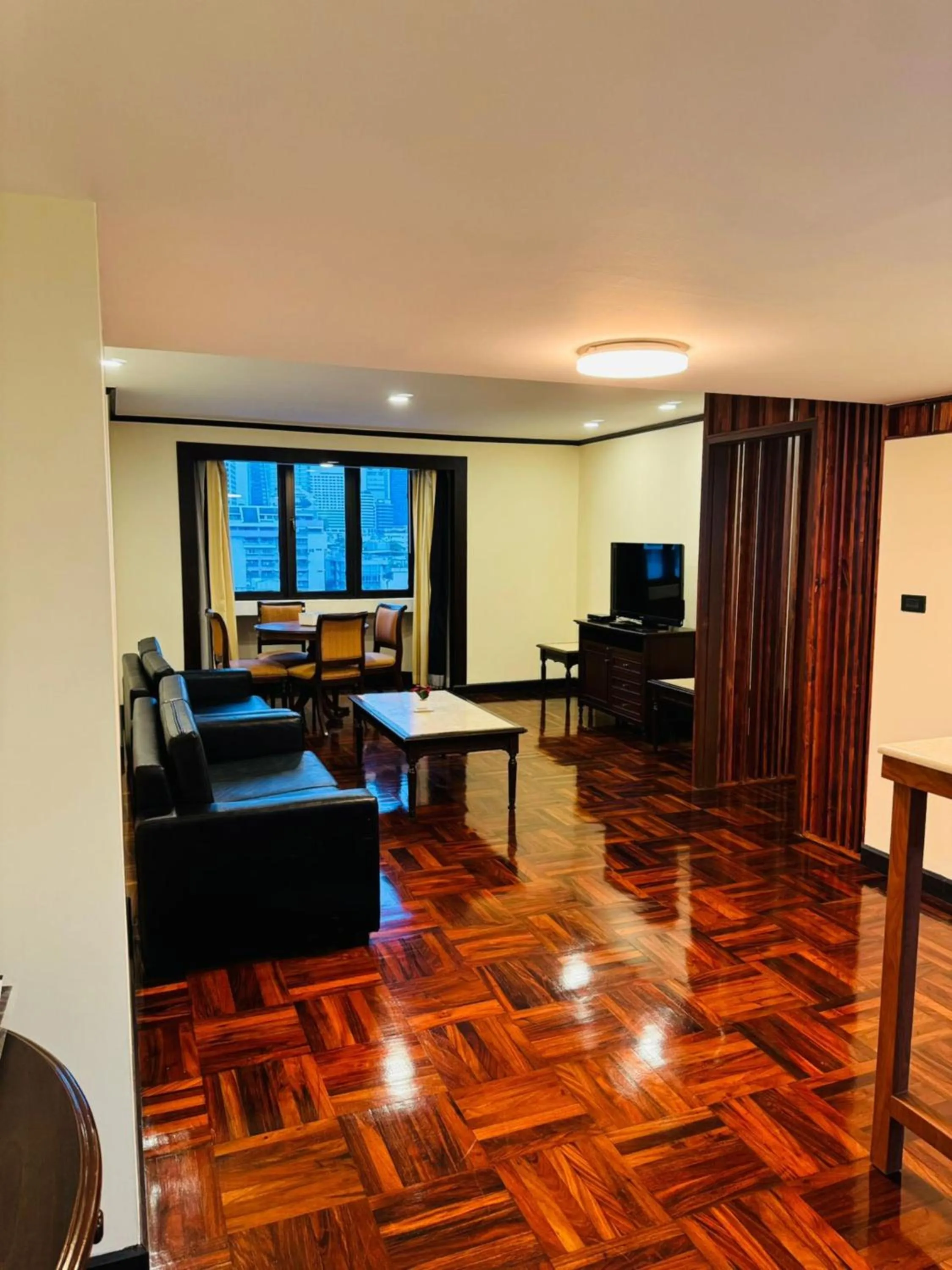 Living room in Omni Tower Cozy Apartments by Direct Rooms