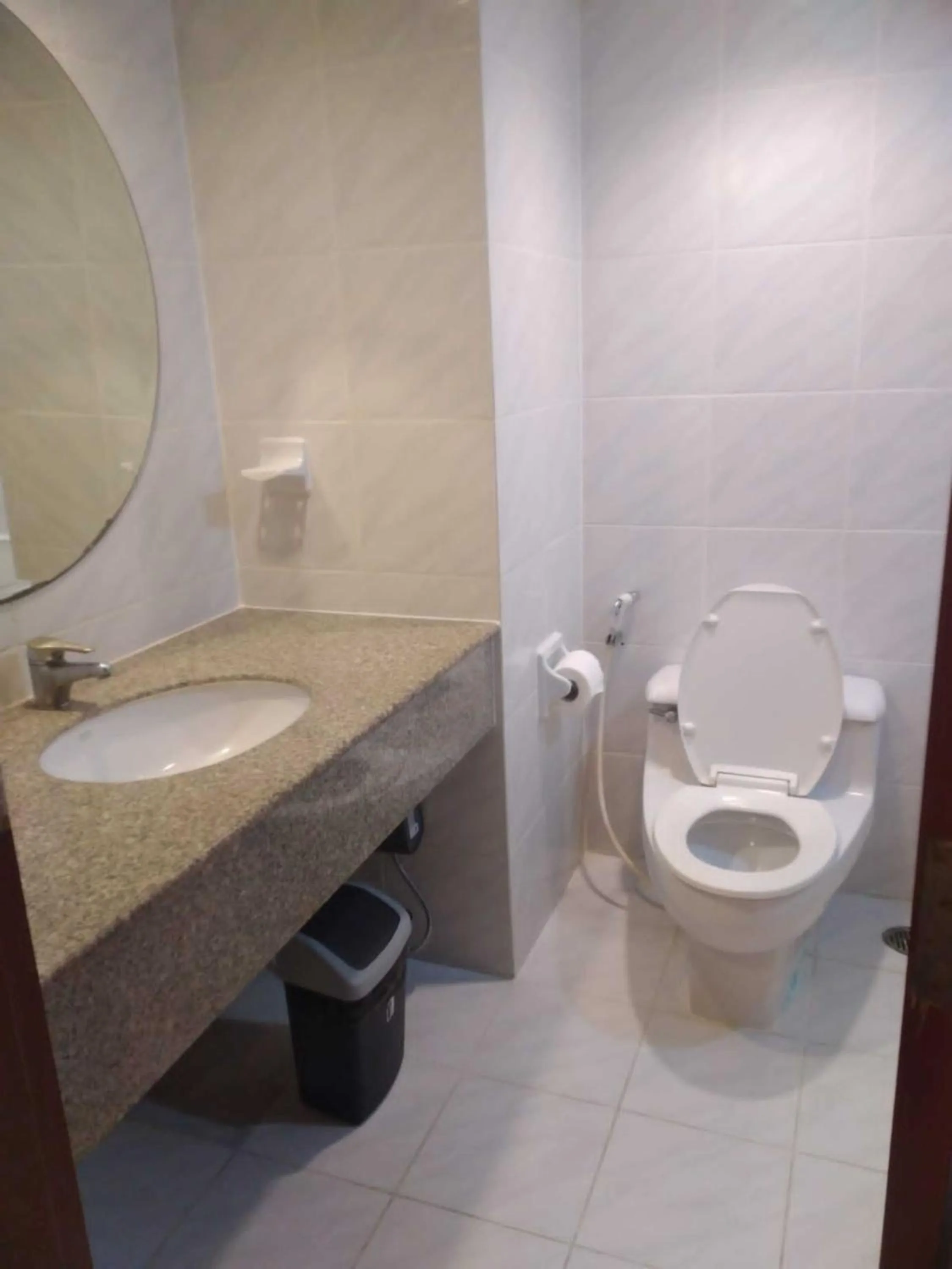 Toilet in Omni Tower Cozy Apartments by Direct Rooms