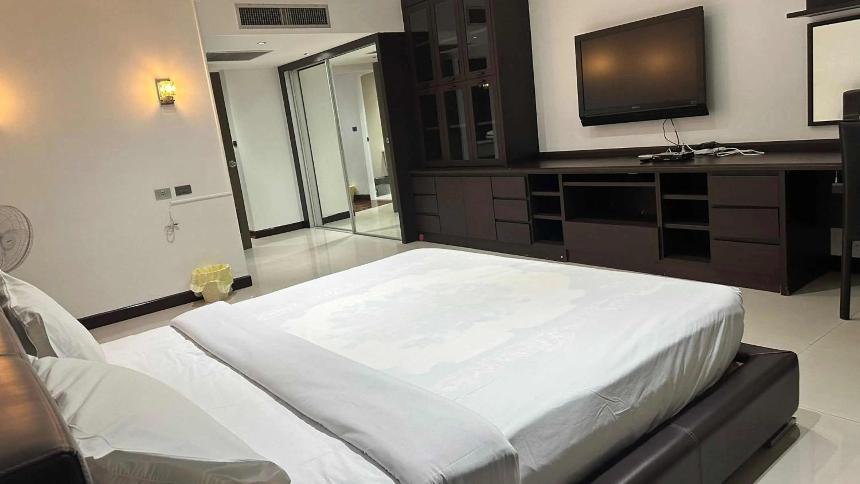 Photo of the whole room, Bed in Omni Tower Cozy Apartments by Direct Rooms