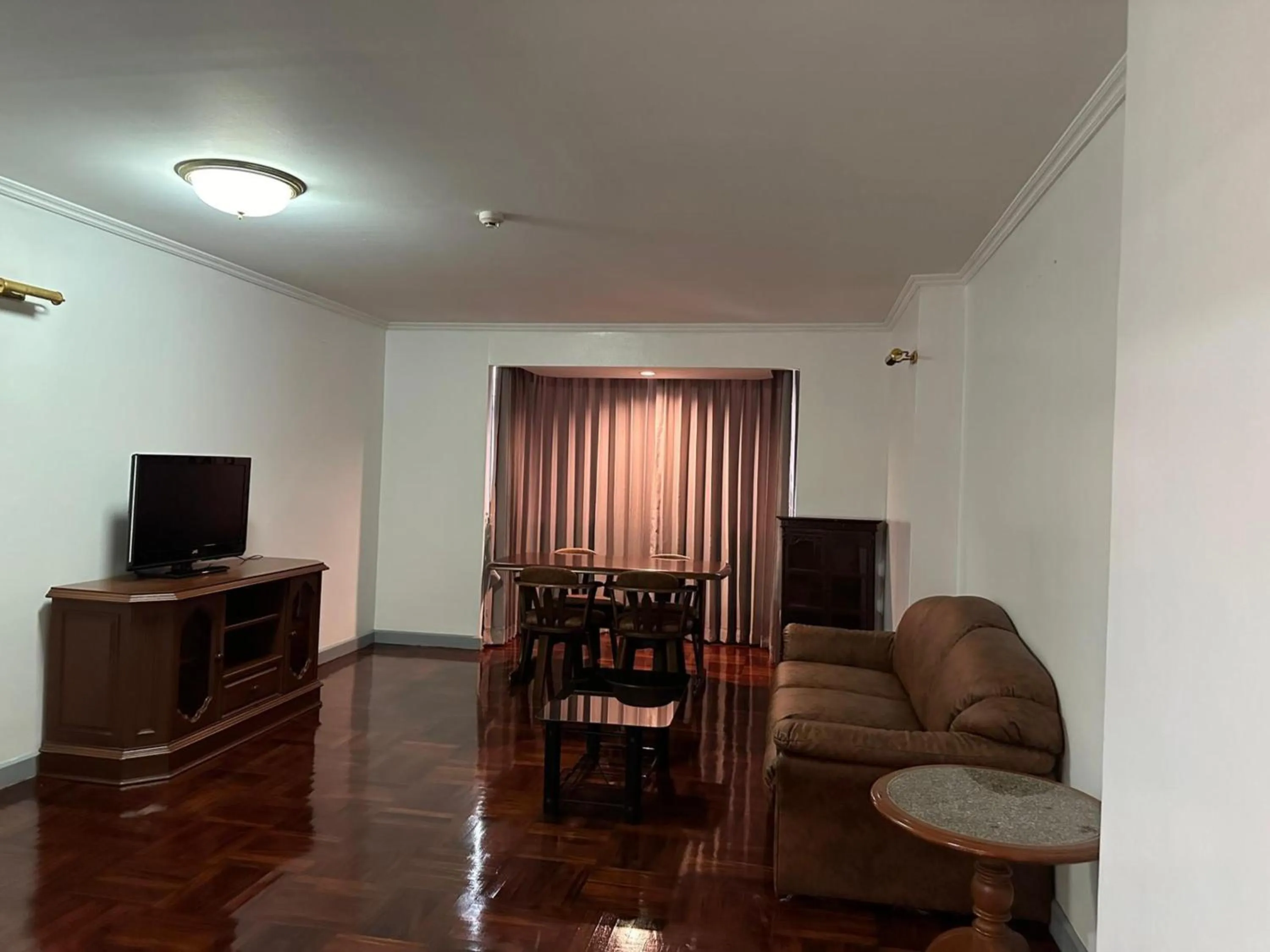 Living room in Omni Tower Cozy Apartments by Direct Rooms