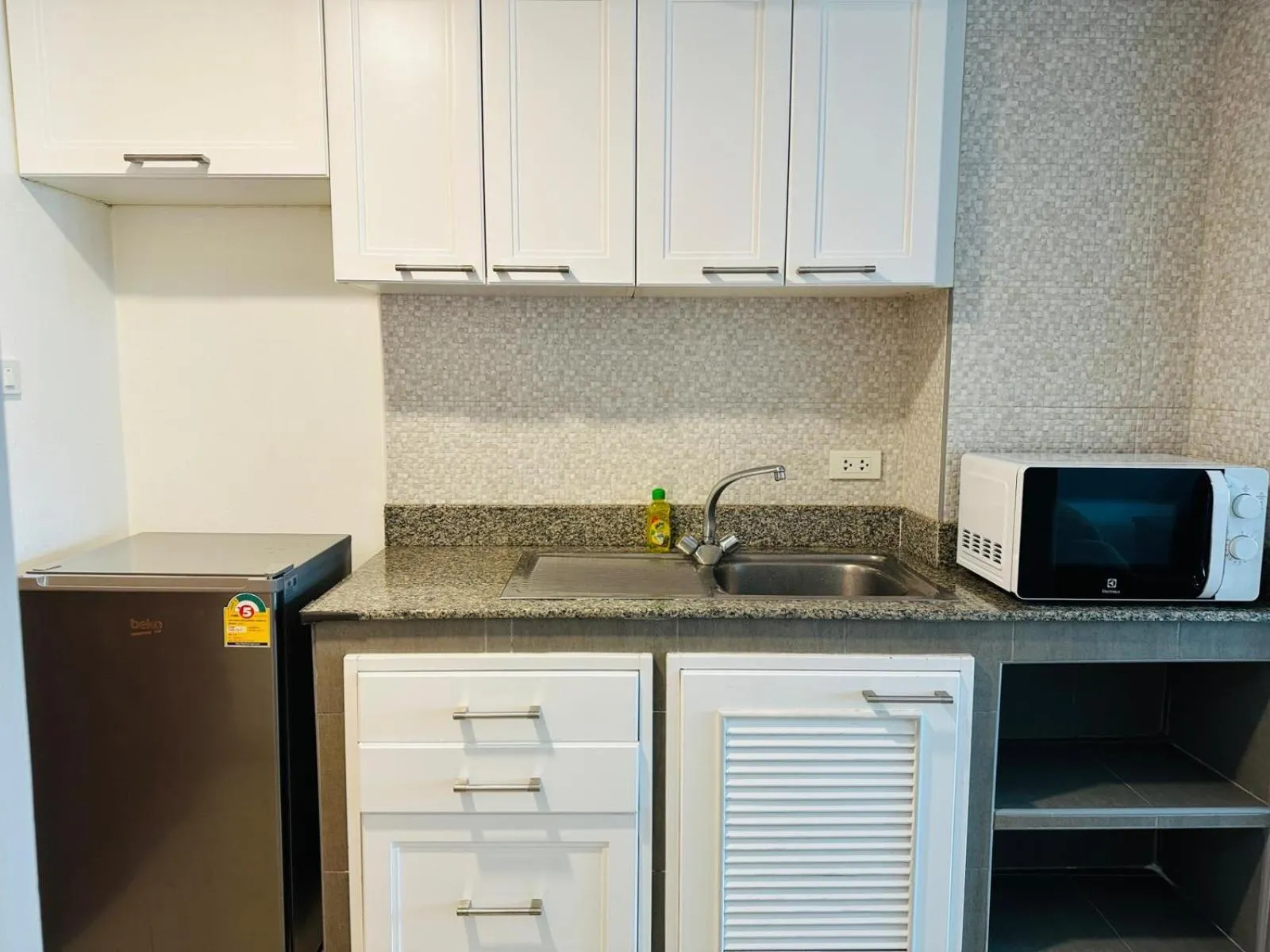 microwave in Omni Tower Cozy Apartments by Direct Rooms