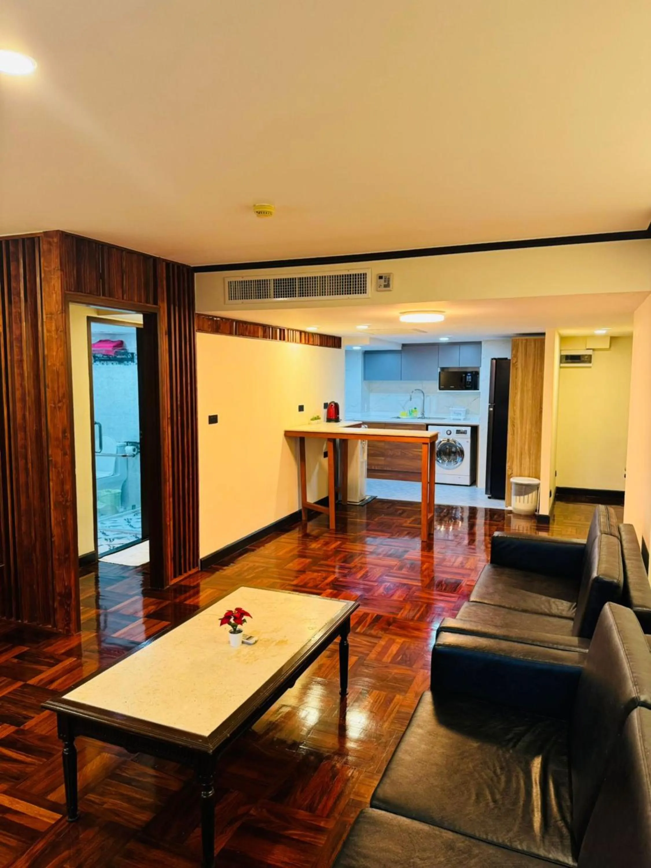 Living room in Omni Tower Cozy Apartments by Direct Rooms